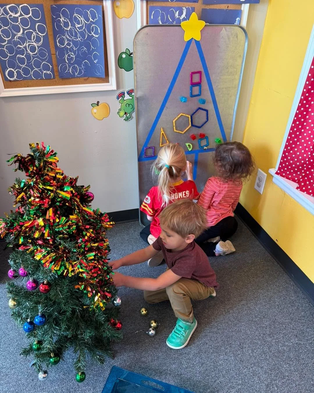 We&rsquo;ve been decking the halls and we can&rsquo;t wait to carol to you! Don&rsquo;t forget to mark your calendars for next Wednesday and Thursday for our holiday caroling concerts at 11:35 and 12! 🎄🎅🏻🥰