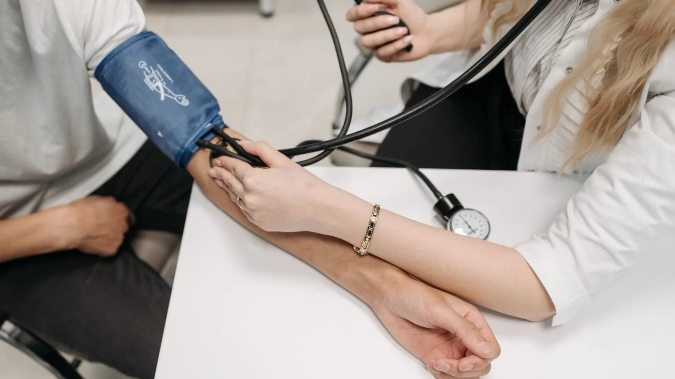 Patients consulting with a physical therapist as they consider blood flow restriction therapy.