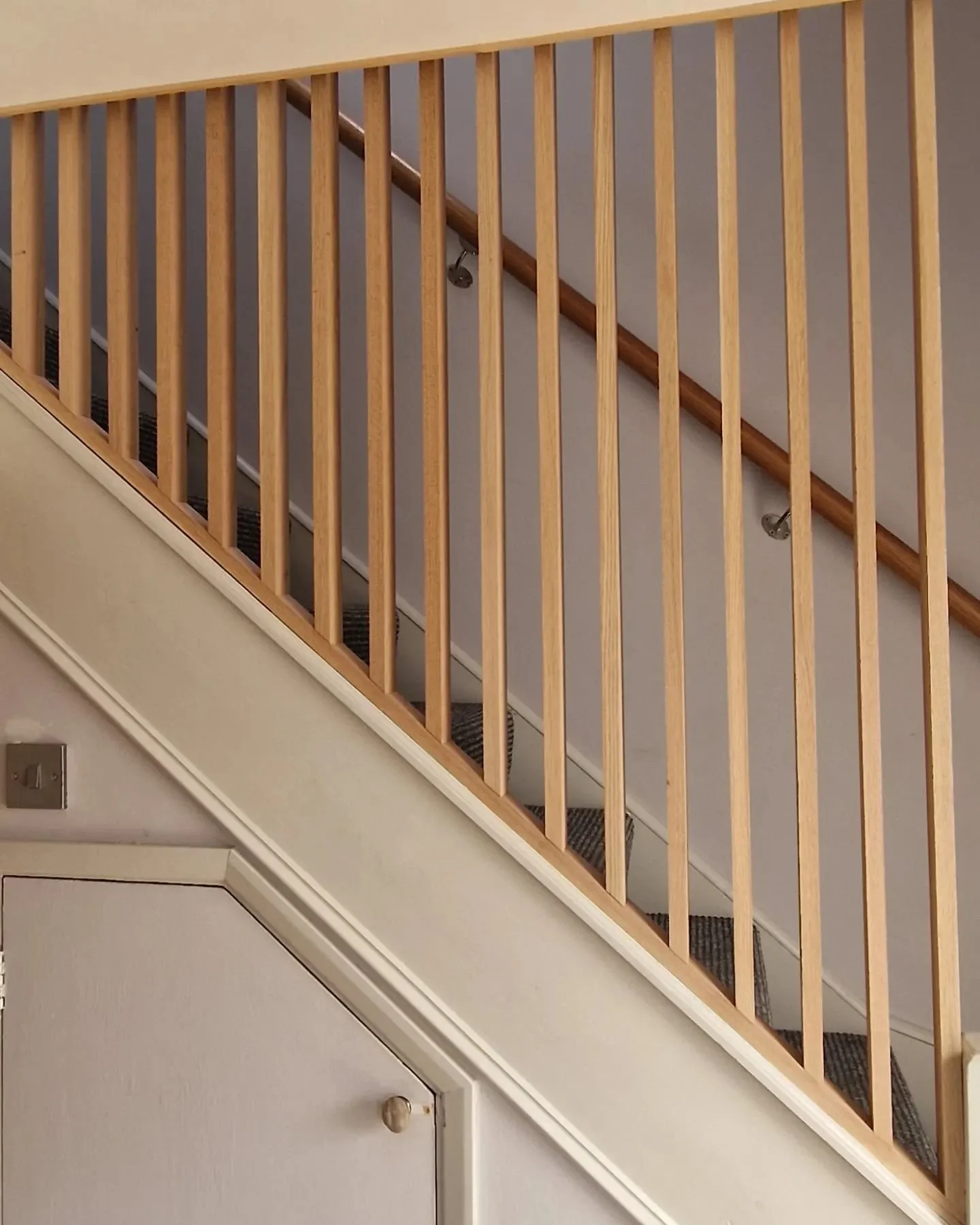 Little bit Oak to round off the week 🌳

Bit of a different challenge. This needed to be removable for when furniture was moved up and down from the loft room, so hidden fixings and flush clips makes it pop off the wall and stairs in seconds.

Have a