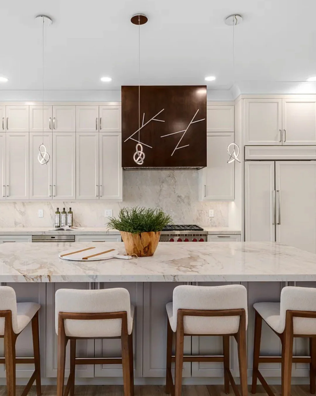 Newly completed in Islamorada, this $15 million oceanfront estate pairs 210 feet of sandy beachfront and a protected cove with a 230-foot dock, soaring 23-foot ceilings, and a resort-style pool designed for the Keys at their best. Listed by @EWMRealt