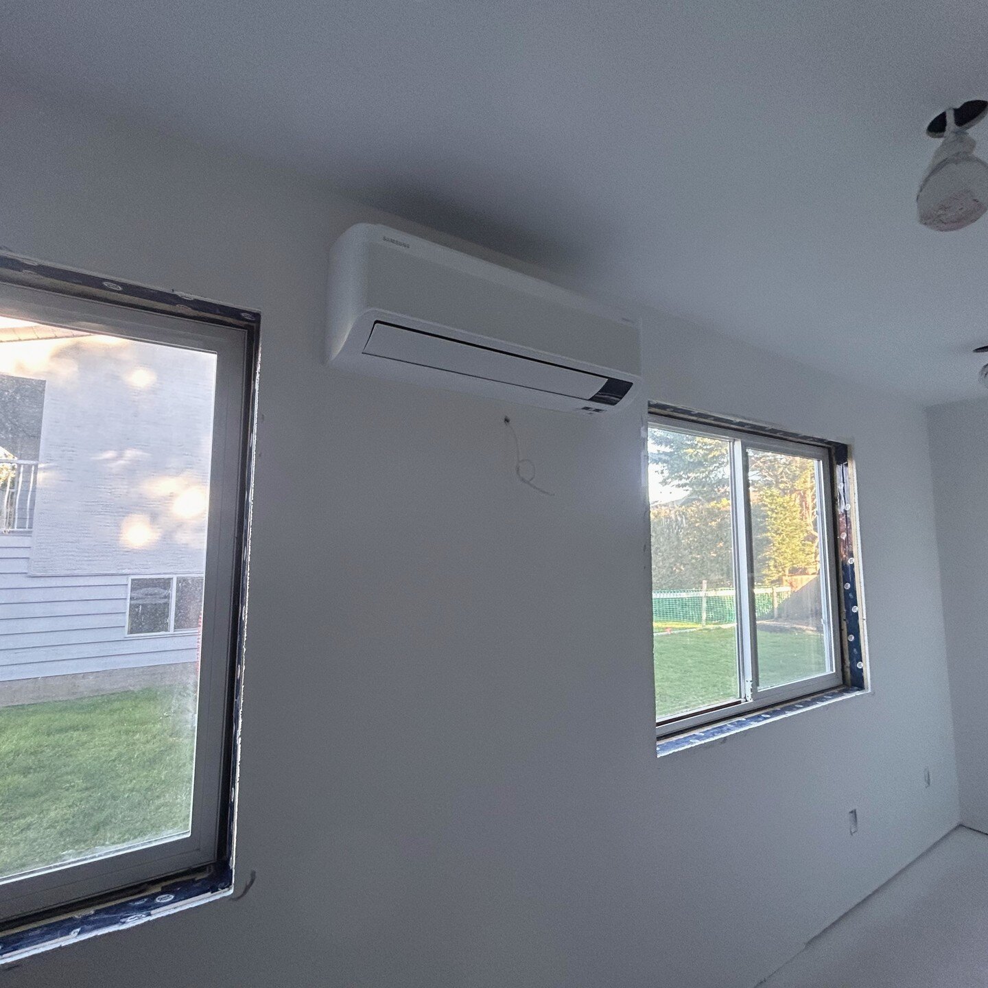 Our latest HVACR installation - a cutting-edge heat pump system by Samsung!

We're thrilled to showcase our recent project, featuring a 36k FJM outdoor unit paired with four wall-mounted head split systems. This state-of-the-art heat pump system is d