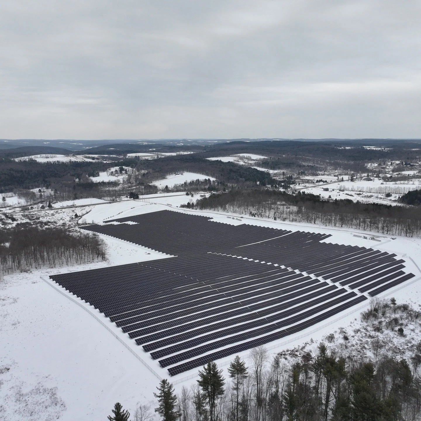 Cold weather is on the way, and it’s tough on PV systems. From cracked MC4s to ice-damaged conduit and pooling snowmelt, we see an uptick in avoidable failures every winter, especially on flat-roof commercial arrays.
Our winterization checklis