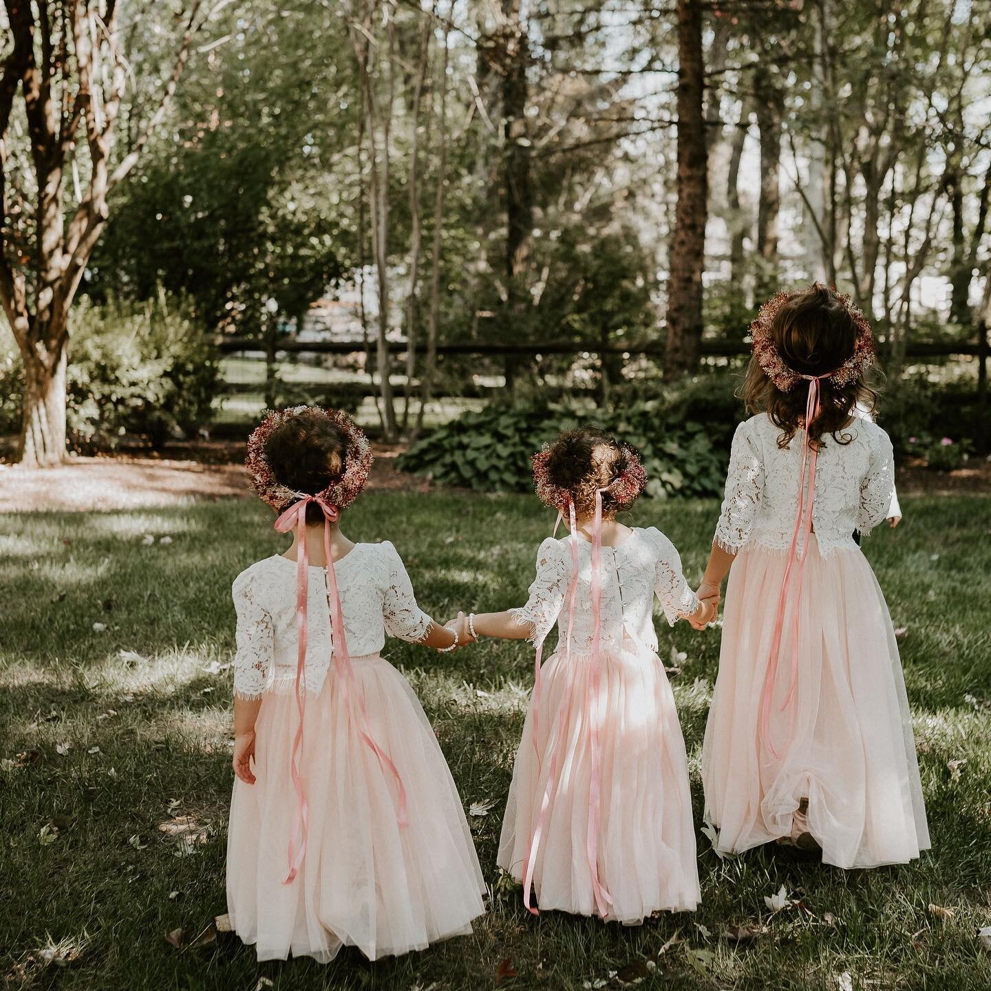 We get by with a little help from our friends! Reminiscing about these tiny flower goodnesses stealing the show! 👧🏻🌸👧🏻🌸👧🏻
______
The dream team behind the photo:
Planning + Design:&nbsp;
@featherandrockevents 
Floral Design: @vowscreative 
Ph