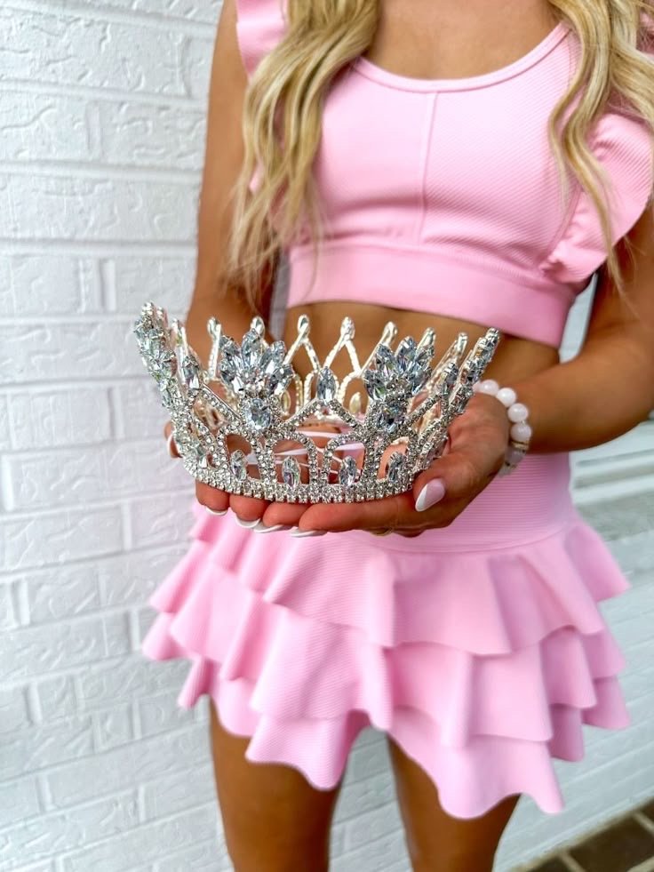 👑 Glow like the queen you are! Whether you're competing for your first crown or your next big title, our custom airbrush tans at Willow Lane will give you a flawless, stage-ready glow ✨ 

Book now and let your confidence shine as bright as your crow
