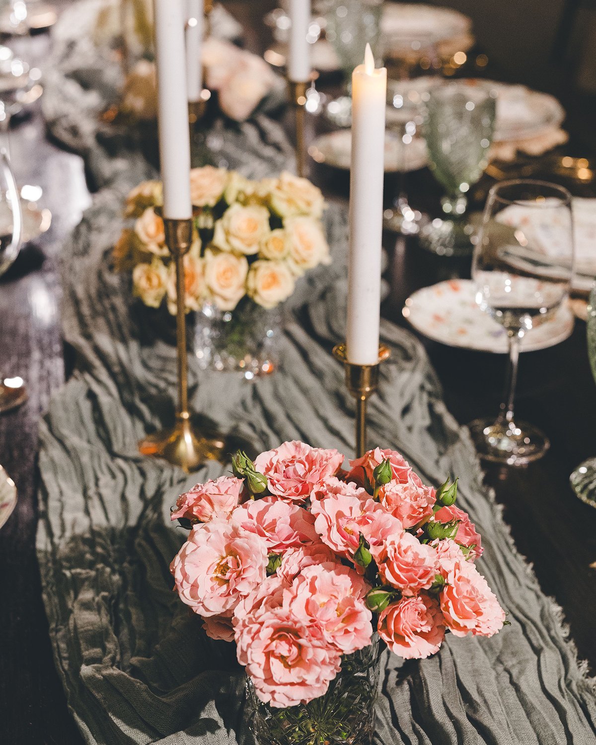 Did you know that our Rose Collection can be ordered in multiple shades and even rose sizes?

From Spray Roses (shown here) to large garden roses, we'll help you pair the perfect rose color and shape/size to your tablescapes.

Here we used drinking g