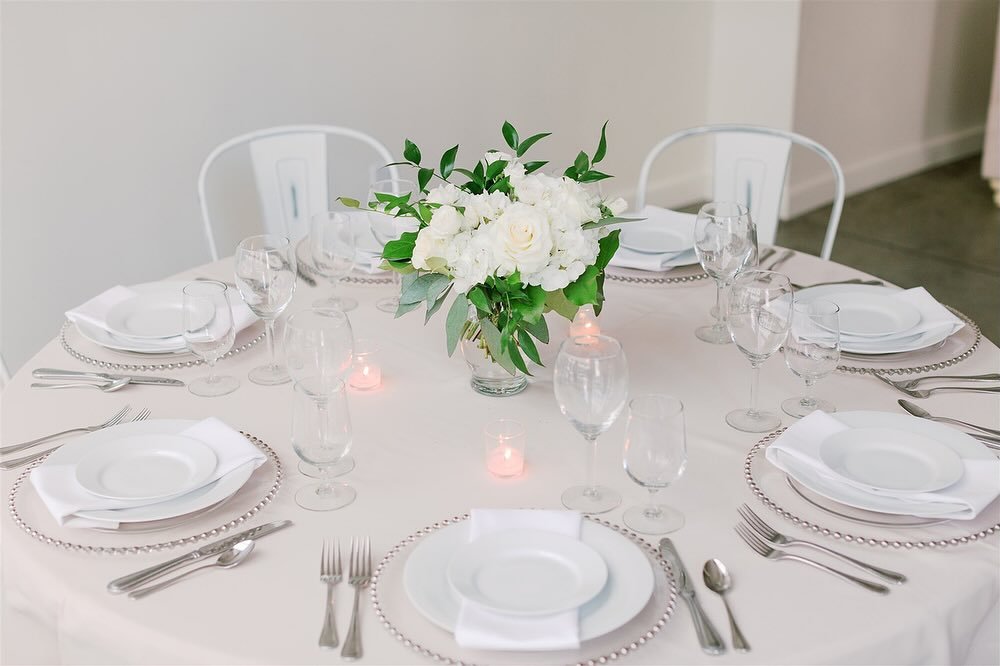 We offer two different sizes in centerpieces: large and petite.  You also have your choice of clear glass vases, silver plastic or gold plastic compotes to better match your wedding colors.

Here&rsquo;s a great way to determine what size is best for