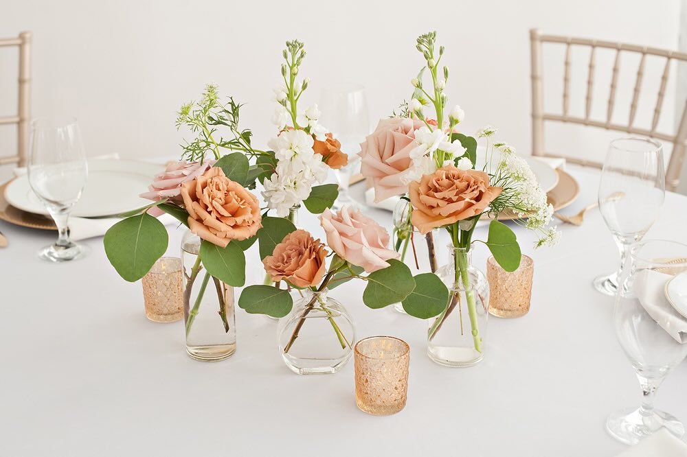 This post is a tribute to the unsung hero of wedding centerpieces...the bud vase! 

At Best Buds Flower Co we go through a ton of bud vases because they are so versatile, pretty, and budget-friendly!  There&rsquo;s a variety of ways that you can use 
