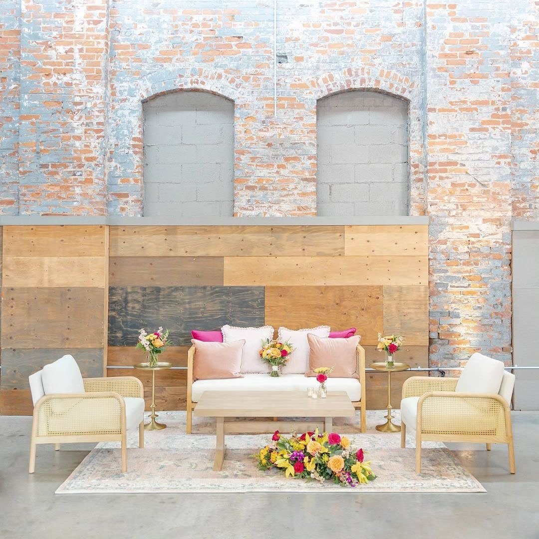 Don&rsquo;t forget to add flowers to your lounge groupings! 

Bud vases, small compotes, or repurposed arch pieces look amazing added to these spaces! 🩷❤️🧡

Image: @alyssamattphotography 
Planning: @blush_and_bloom_weddings 
Lounge: @lostandfoundre