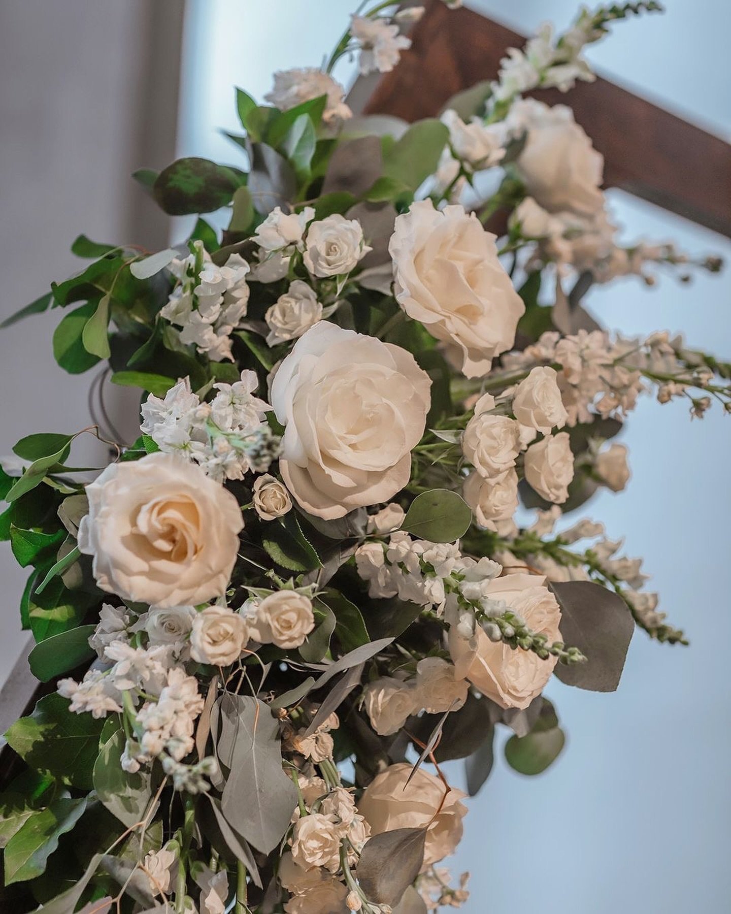 Your Flower Besties did you a solid by making all of our ceremony flowers reusable for the reception!

Simply cut the zip ties off of the arch piece and it can then easily be used on long farm tables, in front of your head table, on your bar, or wher