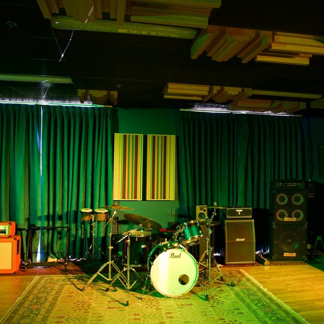 🎹✨ Welcome to Studio B, our cozy &ldquo;Living Room&rdquo; and your next recording paradise! With 950 sq ft of versatile space, an 18&rsquo; ceiling, and custom diffusers, it&rsquo;s perfect for capturing the rich, live sound of drums and more. Than