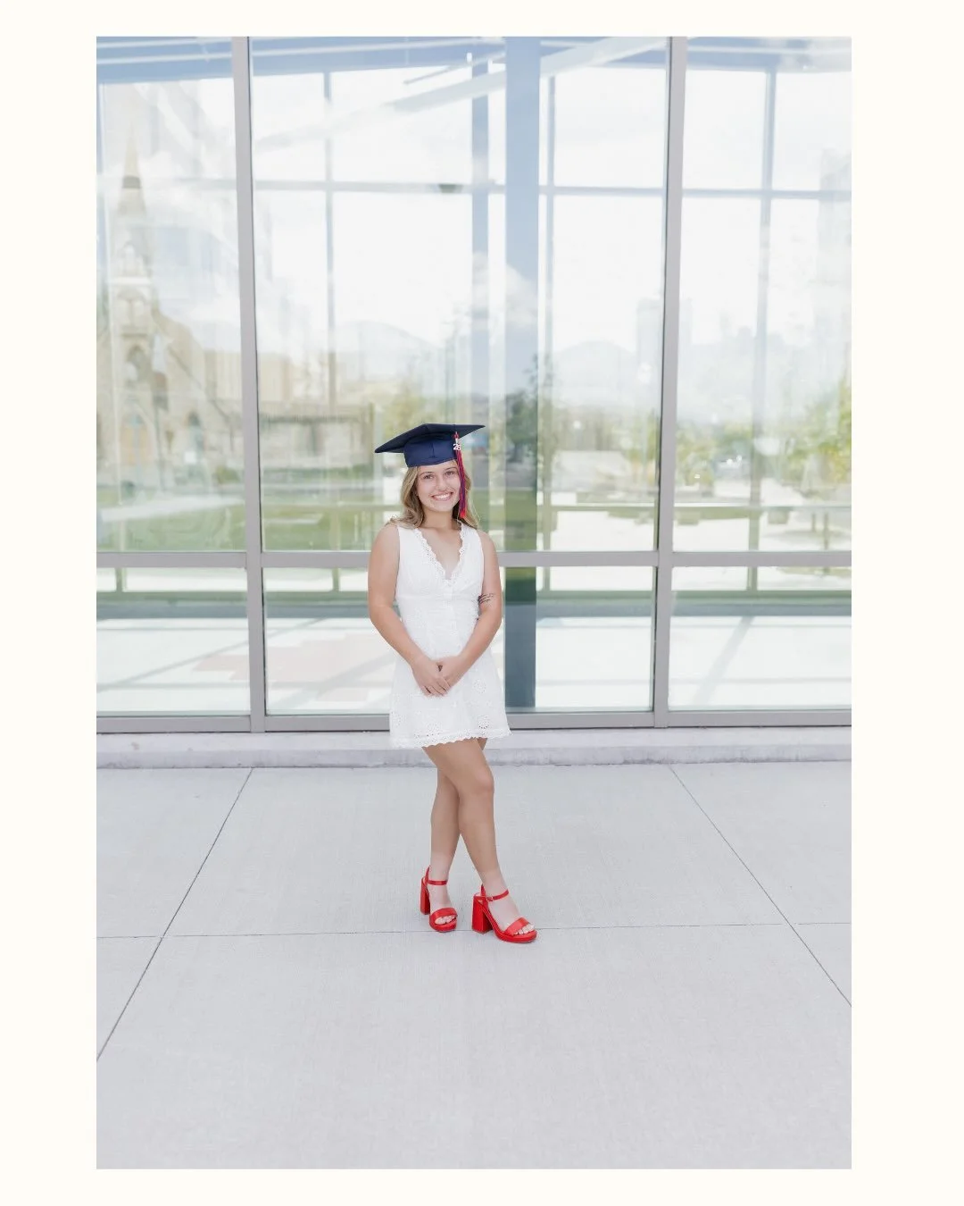 🎓 SENIORS&hellip; I&rsquo;ve got a little something extra for you! 🎉

Book your Class of 2027 Senior Session with me, and you&rsquo;ll receive a FREE 30-minute Cap &amp; Gown Mini Session next spring! 🤍

Your senior session captures who you are ri