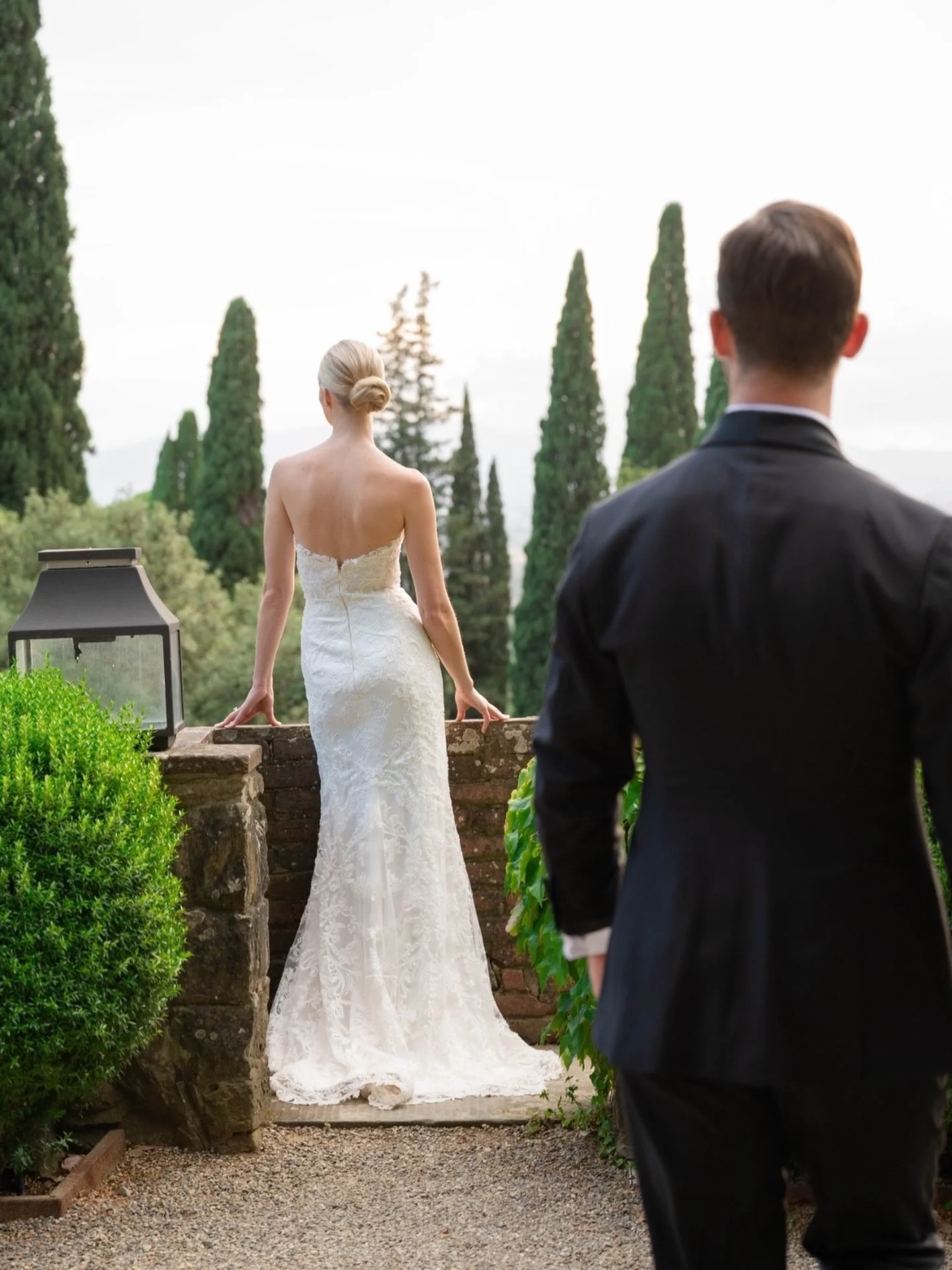 The moment just before she turns around 🤍 A first look filled with anticipation, elegance, and pure magic.

#ellenwisecouture #firstlook #weddingmoments #couturebride #brideandgroom #bridalfashion #customgown #timelessbride #sanfranciscobride #weddi