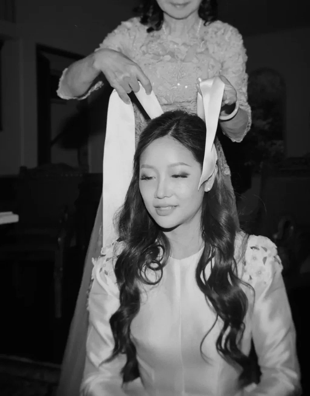 Minimal, meaningful, and entirely hers.
Embroidered bees, beetles, and flowers from Justine&rsquo;s custom Hanfu, appliqu&eacute;d by hand at the shoulders.

EWC Bride: @justinejli 
⠀⠀⠀⠀⠀⠀⠀⠀⠀
#CustomBridalGown #BridalCouture #MeaningfulDetails #Bespo