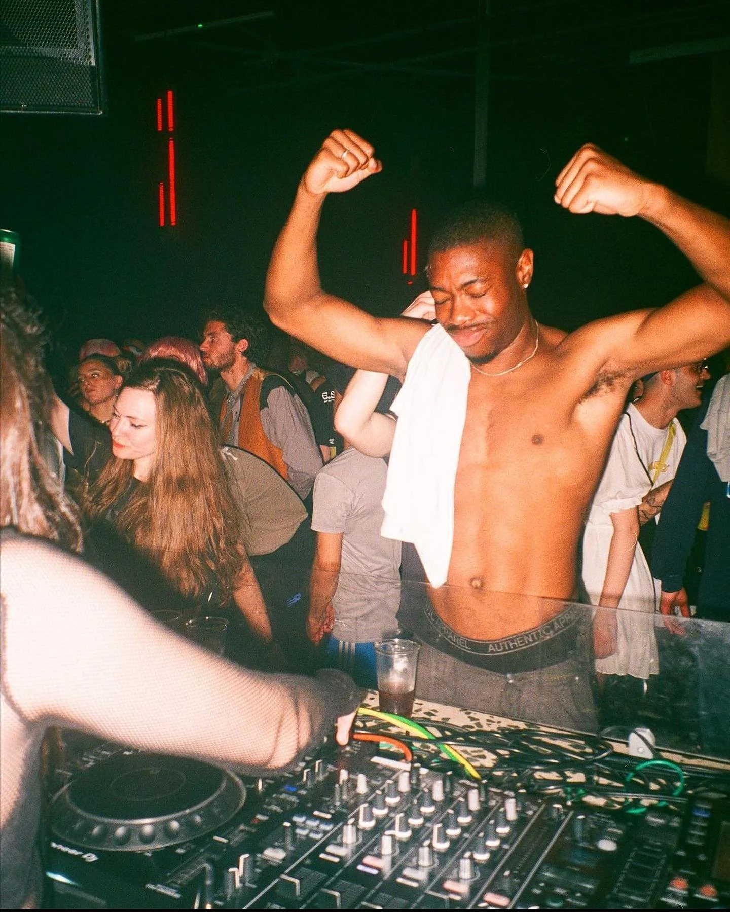 Viewfinder ID👤 | Featuring: @alicepalmx - &ldquo;I&rsquo;m Forever a Dorset beach baby, but having since moved to London and settled, I&rsquo;ve found myself completely immersed within the thriving music culture of the city. Jumping from labels and 