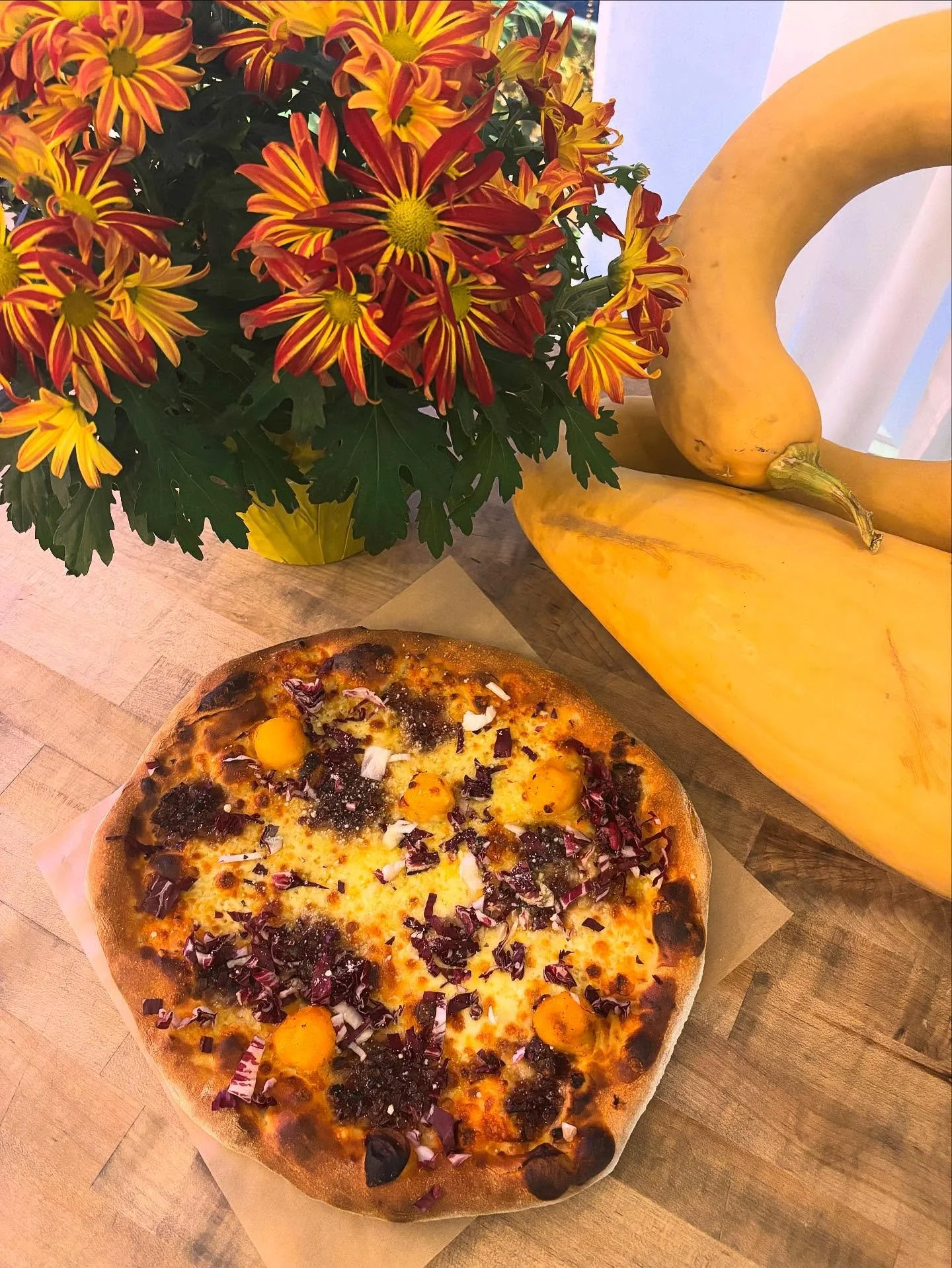 Tonight&rsquo;s Chef special featuring Sage garlic cream sauce, base, local Ferndale Farmstead mozzarella, with an onion jam, butternut squash, and radicchio. 🤤 

Come see us until 7pm! 🍕 

#snoqualmie #seattleeats #pizzaplace