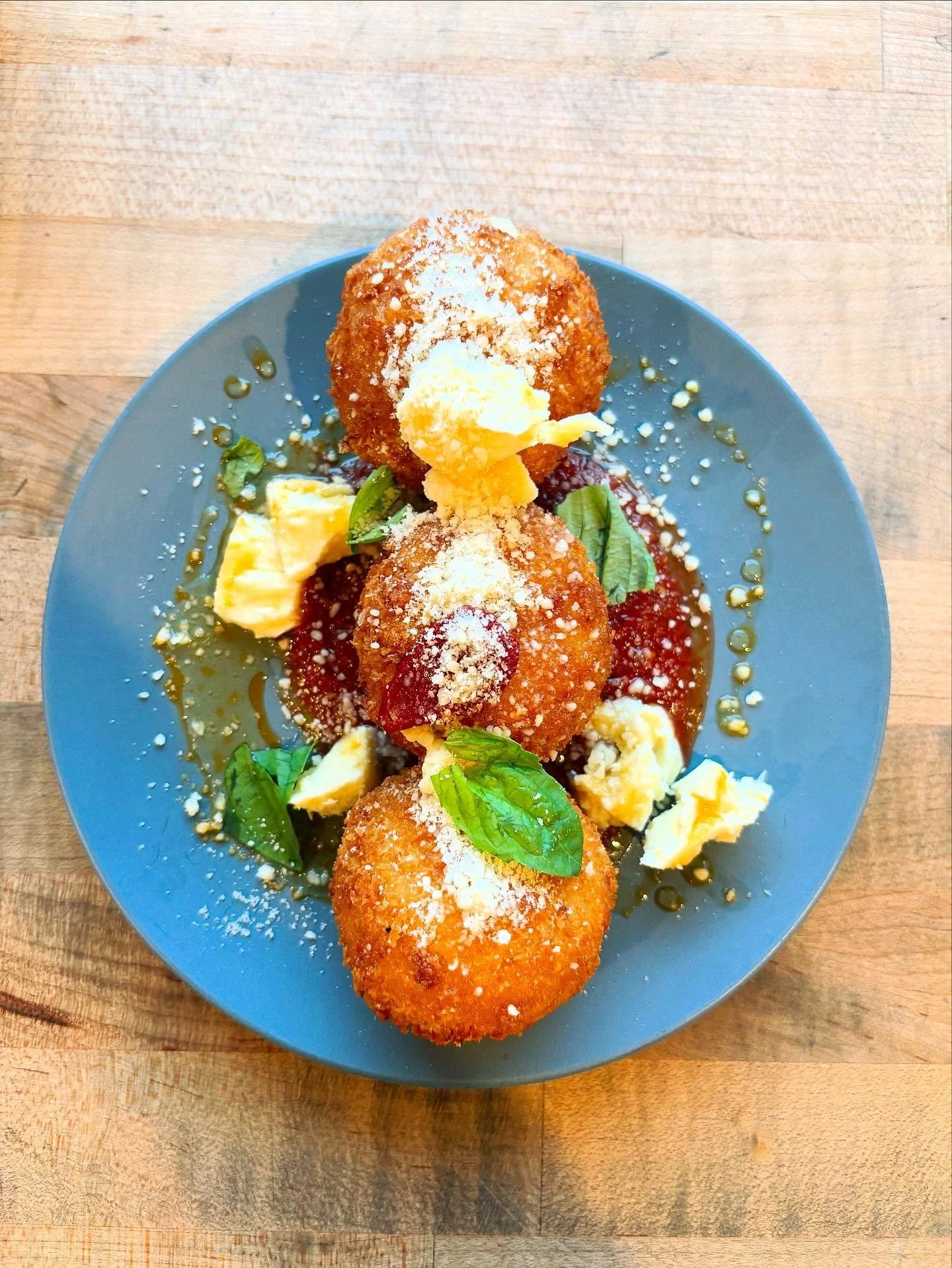 Arancini special tonight only!! We are so happy to be hosting the years first pizza night, come join us or order ahead and enjoy at home! We&rsquo;ll be here from 4:30 to 7 (or until sold out) 🍕 💕