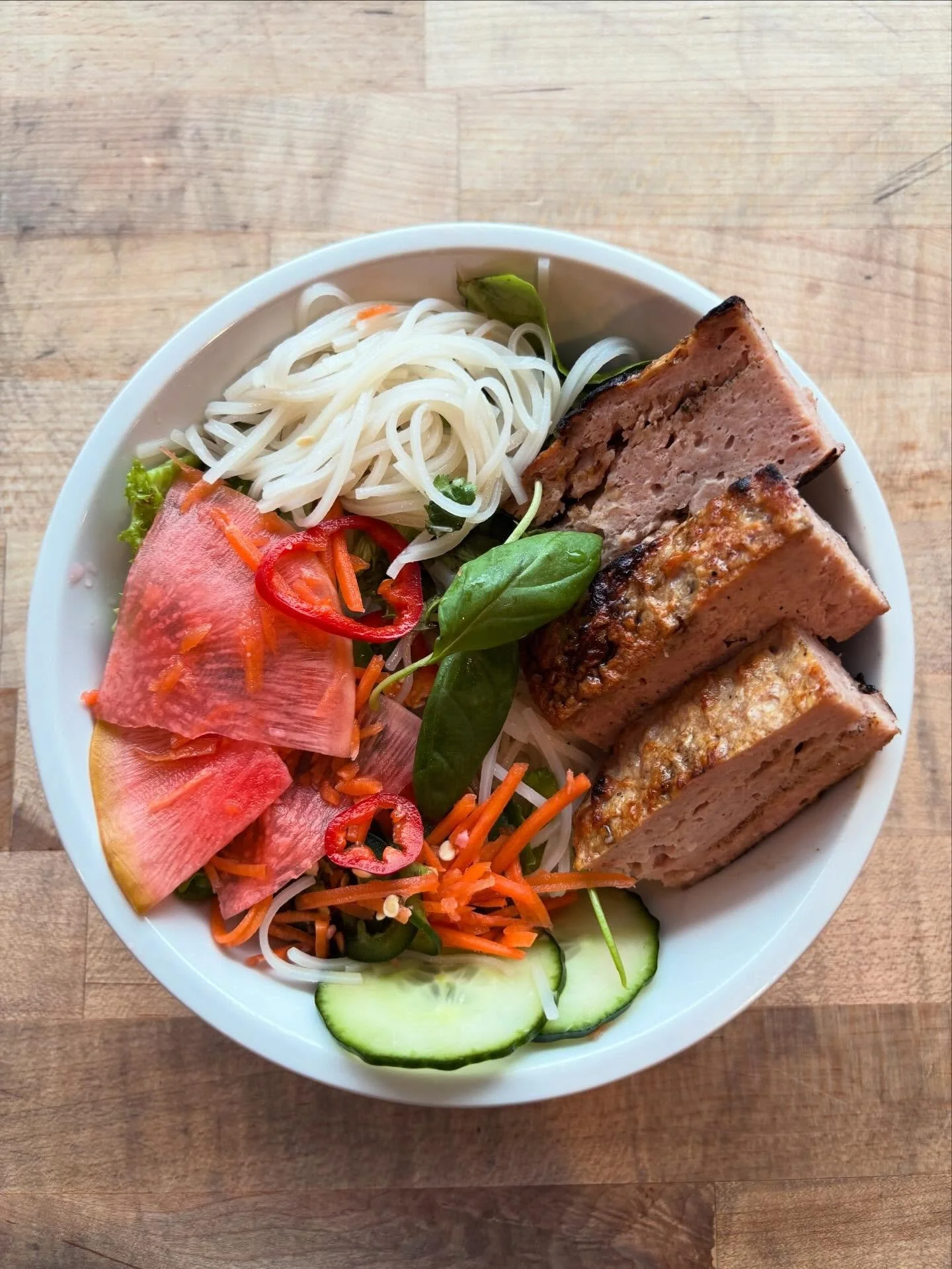 Need dinner plans this weekend? Chef Molly just made the most beautiful Vietnamese Vermicelli bowls, all packed and ready for you to make at home! Come grab one from our fridge before they sell out 🍜 💕