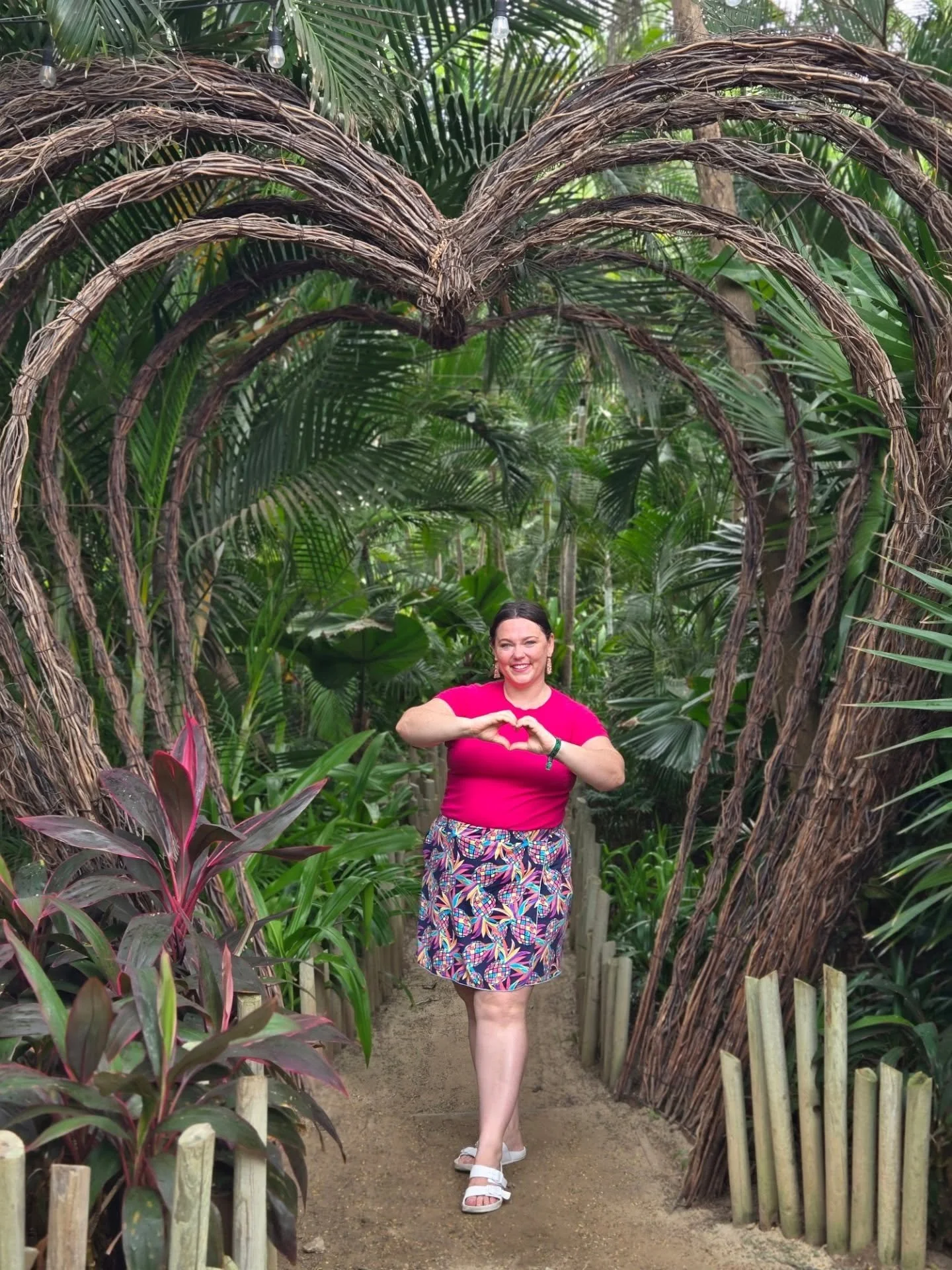 A few things I LOVE🫶 about VidantaWorld...

😀The staff is so friendly and always greets you with a hand to their heart
💦There are SO MANY pool options. Quiet pools. Lively pools. Pool bars. Lazy river. Wave pool. Beach front pool. The list goes on