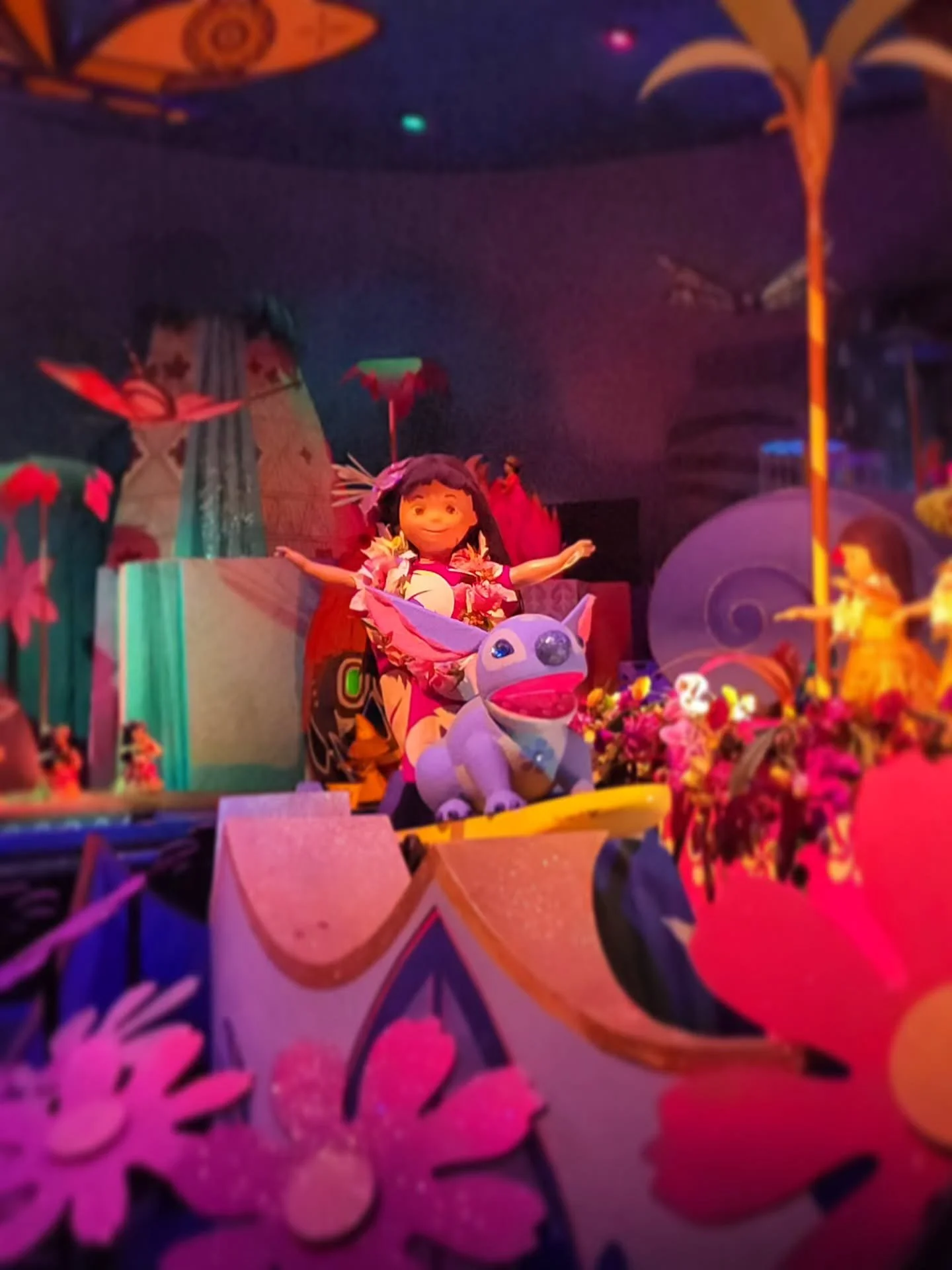 Keep your eyes 👀 peeled when riding It&rsquo;s A Small World🌎 at Disneyland Park in California! You might just spot some of your favorite characters throughout the ride 🫶

Which character do you wish to spot?!? Drop it in the comments 👇

#disneyt