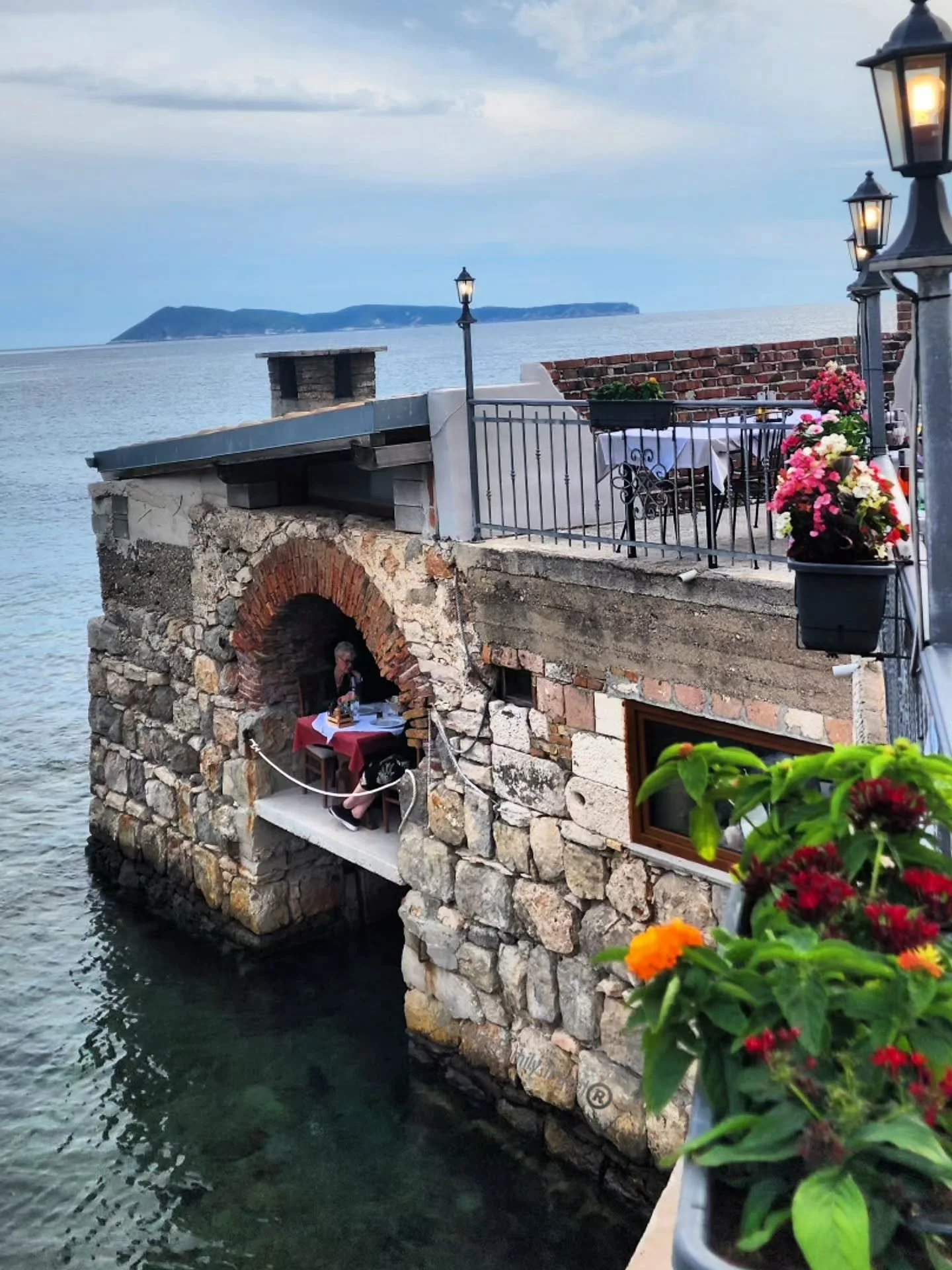 Mamma Mia... let's talk about 📍Vis, Croatia! 

A filming location for Mamma Mia 2, the small, picturesque village of Komiža is a must for fans on the movie and non fans alike! 

A popular spot to dine? @jastozera1902 Konoba Jastožera is a famous 19t