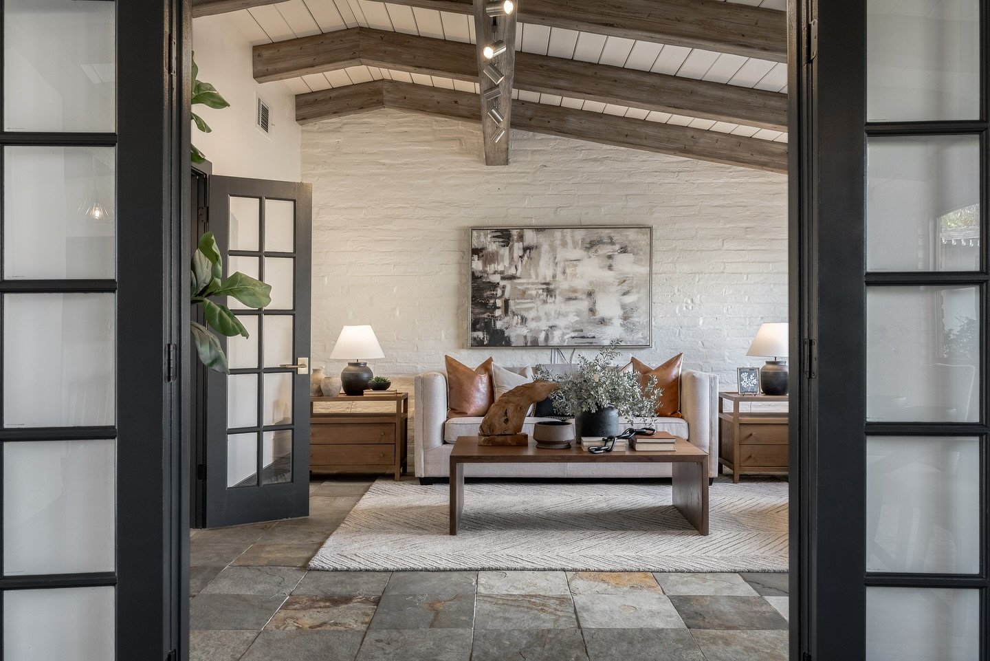 These ceiling beams are absolutely stunning! Don&rsquo;t you feel the cozy vibes of this room? 🤩