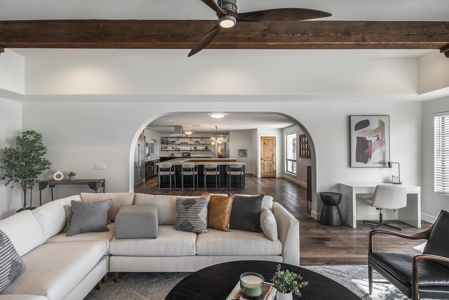 You don&rsquo;t need a red carpet when you have an archway this grand 🤩

#azarchitecture&nbsp;#arizonaluxuryhomebuilder&nbsp;#dreamkitchen&nbsp;#dreamhome&nbsp;#showmeyourstyled&nbsp;#newbuild&nbsp;#worldofinteriors&nbsp;#architecture&nbsp;#architec