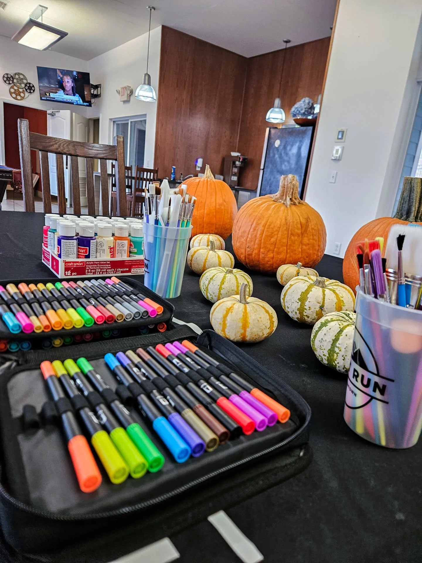🎃 Pumpkin Painting! 🎃

Happy spooky season! Pumpkin painting will be available until the end of day tomorrow, so swing by and get creative! 🎨 

#westrunapartments #morgantownrealestate #pumpkinpainting