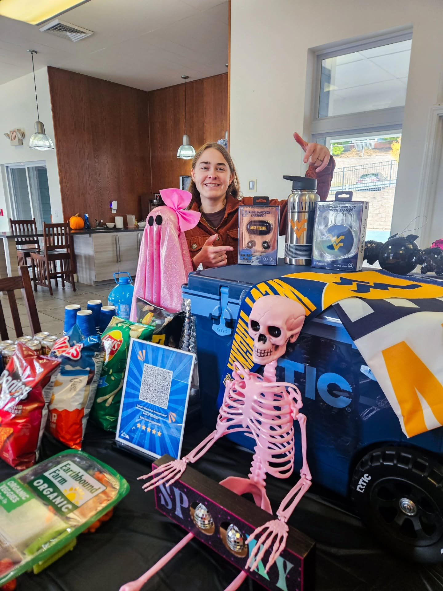 🩷 Happy Open House Day! 🖤

Come by the office to talk about your leasing intentions, grab some pizza, and see our beautiful community! Don't forget about the WVU cooler bundle set giveaway! 

#westrunapartments #morgantownrealestate #openhousetoday