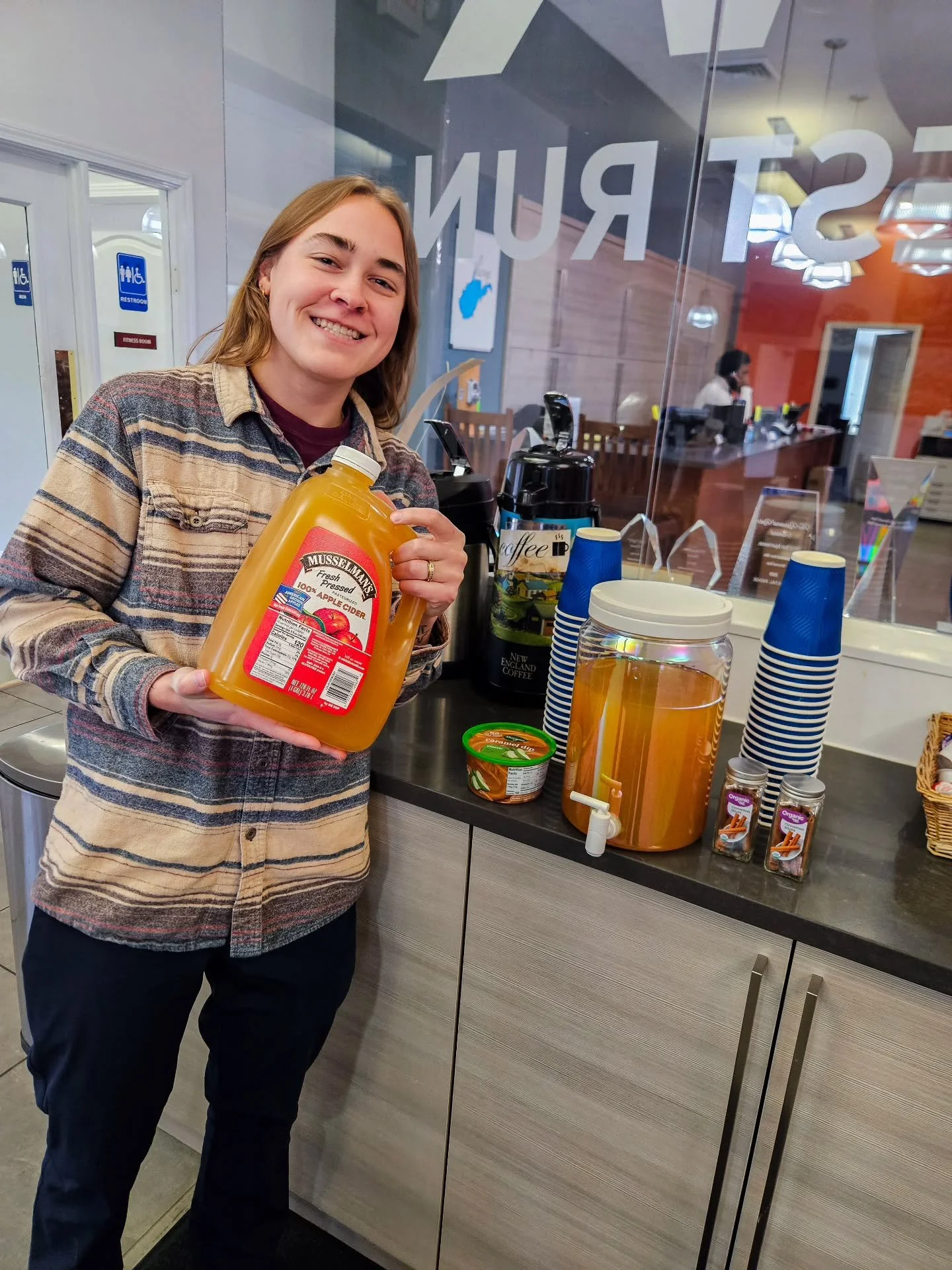 🍎 Apple Cider Day 🍏 

Grab a cup of Cider to get in the fall spirit! Available now at our coffee bar! 

#westrunapartments #morgantownrealestate #applecider
