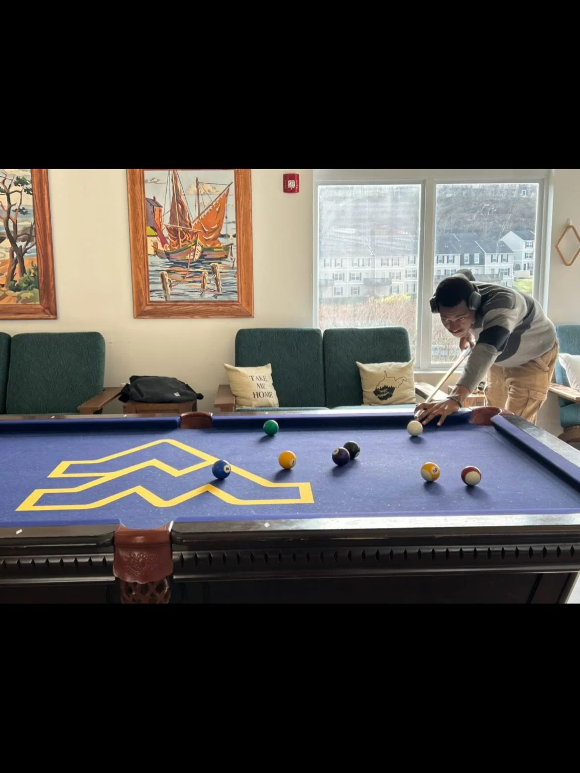 Study hard, play harder 🎱 Our clubhouse pool table is the go-to spot for downtime done right!
#amenityhighlight #billards🎱 #clubhouse #westrun #wvumountaineers