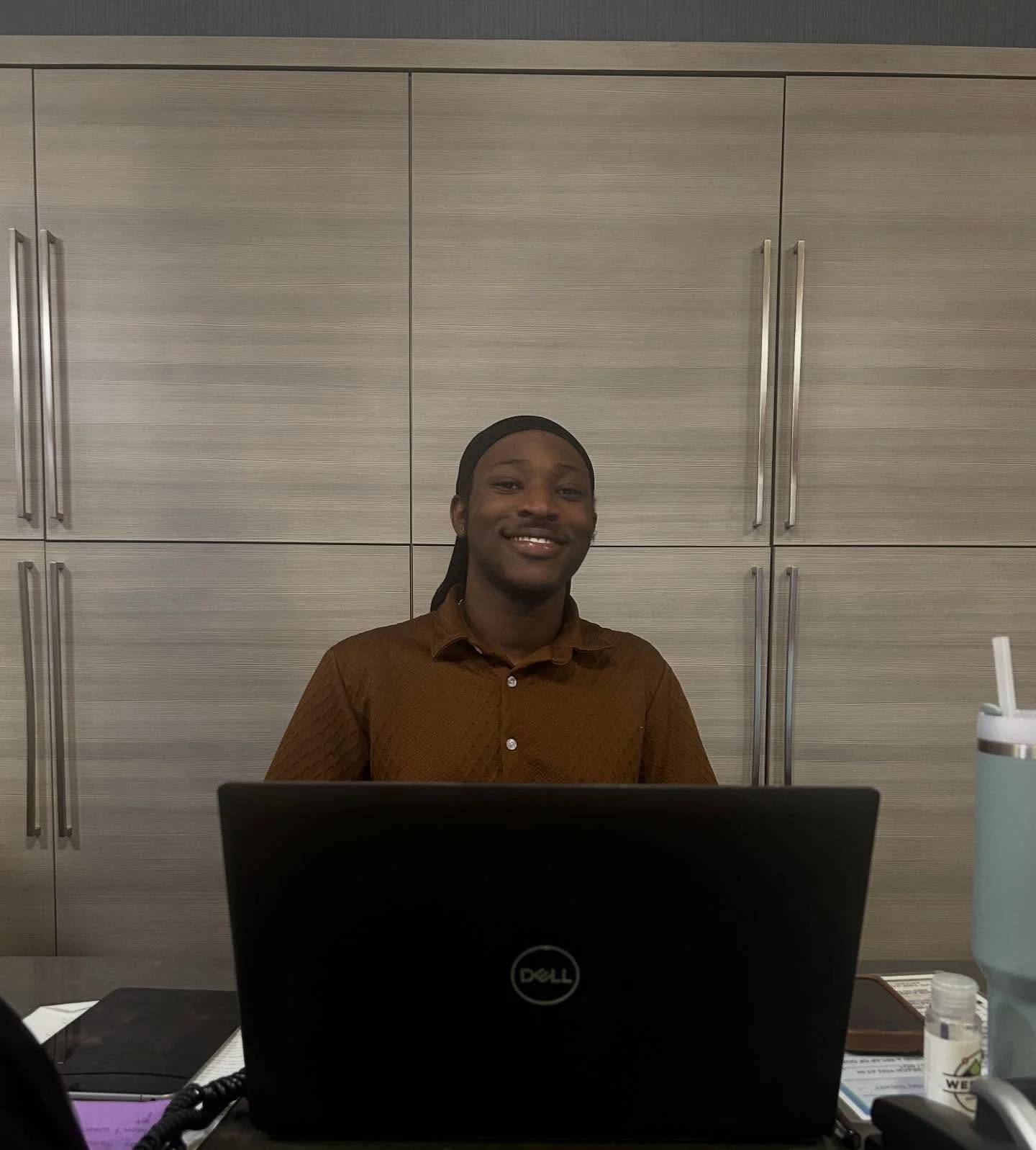 Meet the newest member of the team &mdash; Mani! 📚💃🎶 You&rsquo;ll find him reading, dancing, or vibing to his favorite music. We&rsquo;re excited to have you, Mani! 👏
#newteammember #leasingconsultant #westrun #studenthousing #musictherapy