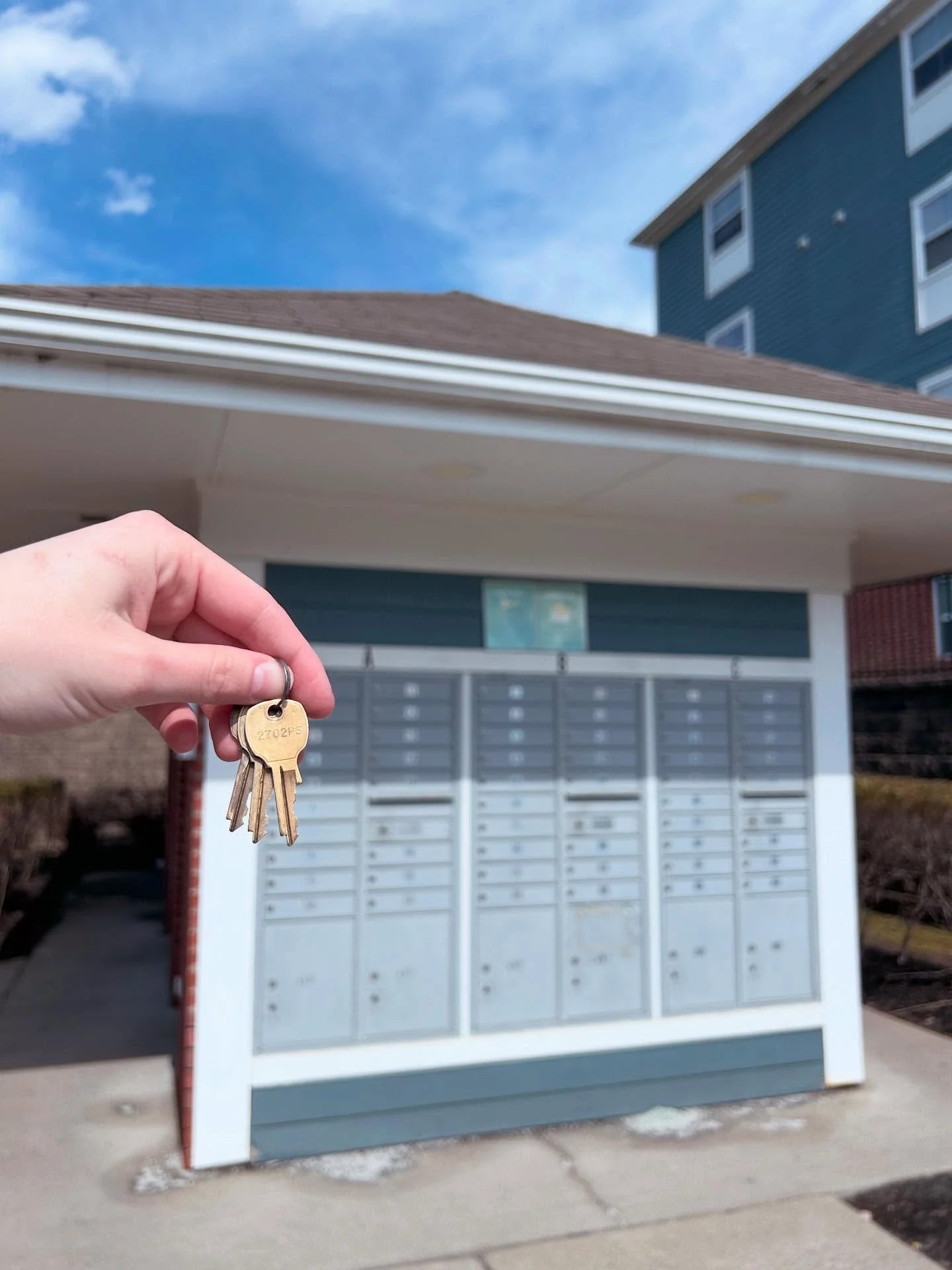 📬 Mailbox Info✉️
All mailbox keys are distributed by the Post Office on High Street. Each unit receives 3 keys for $25 (cost can be shared among roommates).
📦 Reminder:
The name on all packages must match the name on the signed lease or delivery ma