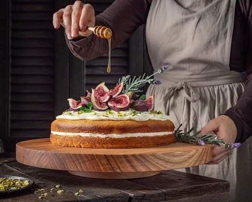 A few gift suggestions for Mother&rsquo;s Day from talented husband and wife duo @jemmervale_designs in a Shepparton, Victoria. This hand-crafted cake stand (made with Victorian Ash) comes in two sizes (depending on how big you like your cakes!!). 

