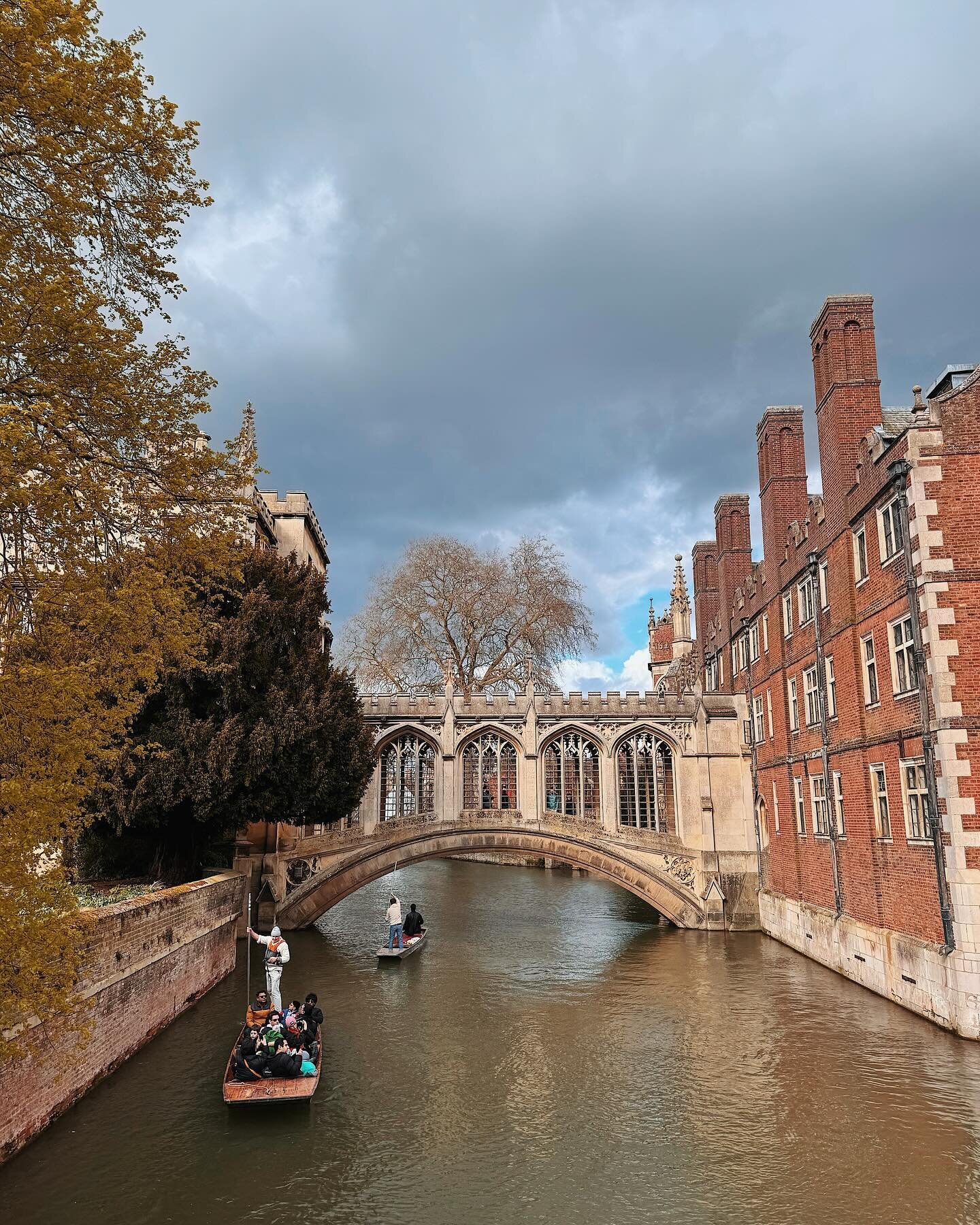 A sunny Sunday in Cambridge. We always have such a nice time here. There&rsquo;s so much for the kids to explore too - especially Dinky Doors and the new Standing Tall trail of giraffe sculptures dotted around the city 🦒