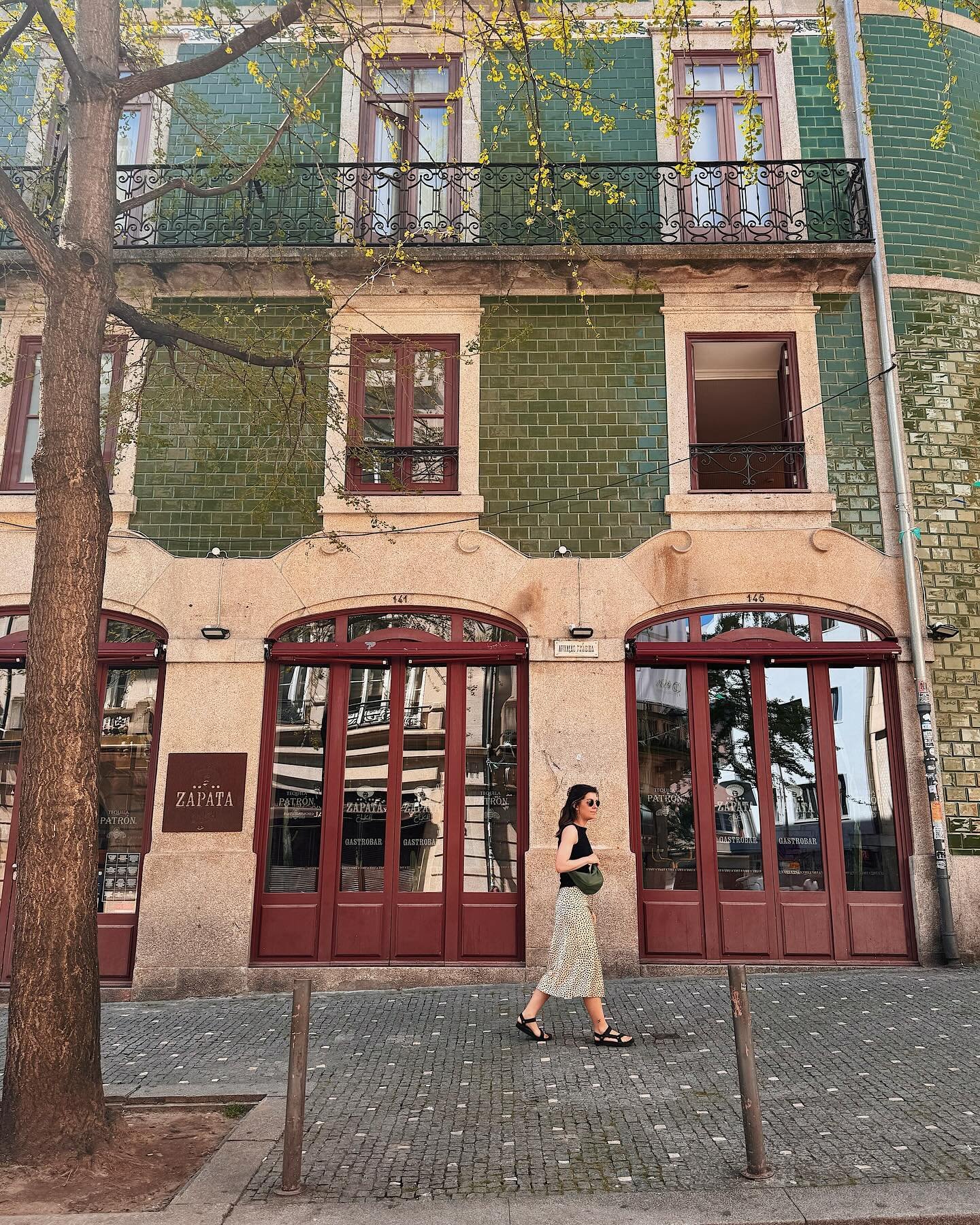 Porto 🤩 what a magical place. The perfect spot for a fun girls weekend in the sun ☀️🍷 ⛪️🍋🇵🇹

1. Matching my bag to the tiles
2. Breakfast pastries and pretty coffee @combi_coffee 
3. Chapel of Souls
4. The best travel partner @katymitten 👯&zwj;