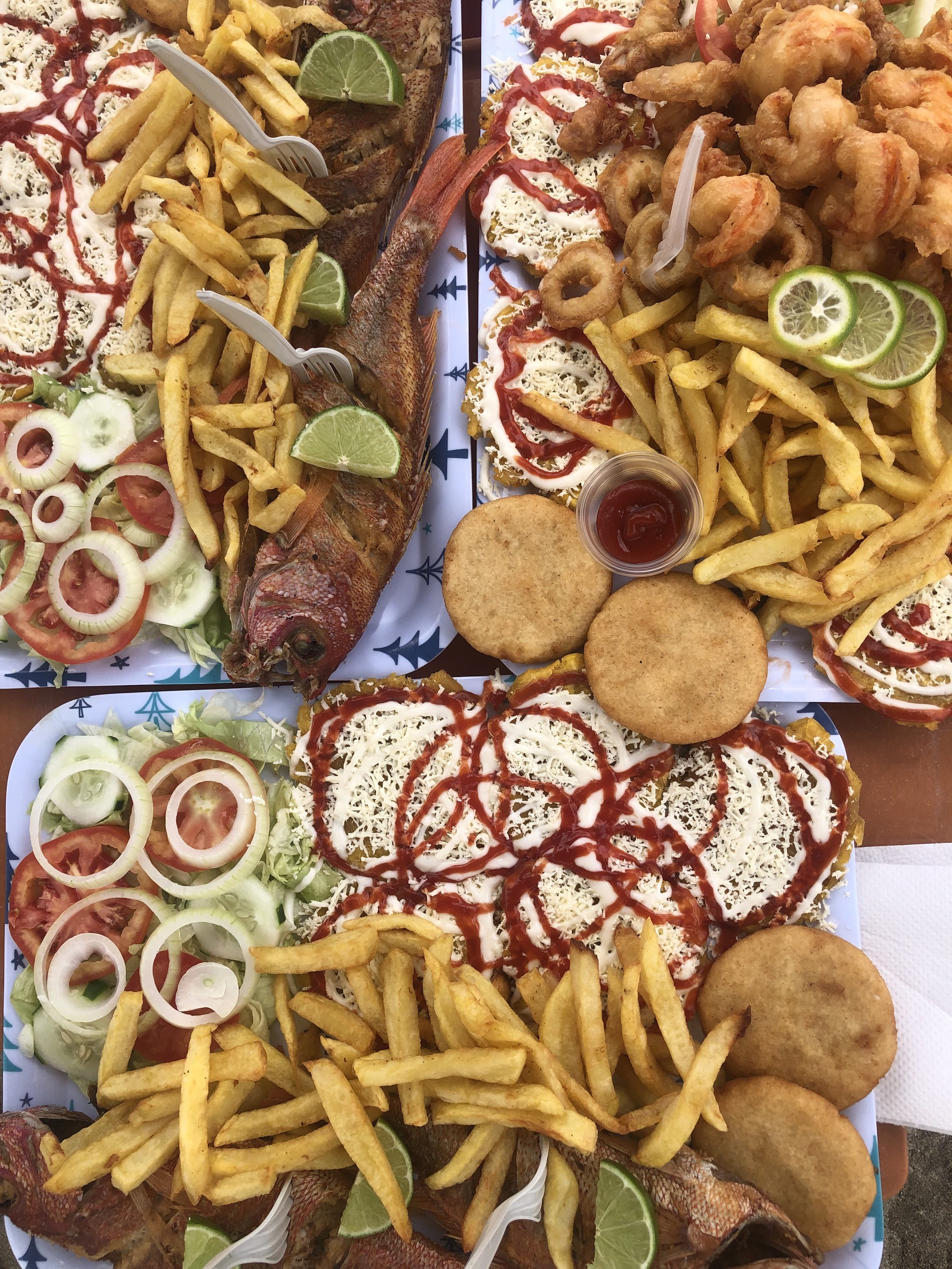 pescado frito playa venezuela.jpeg