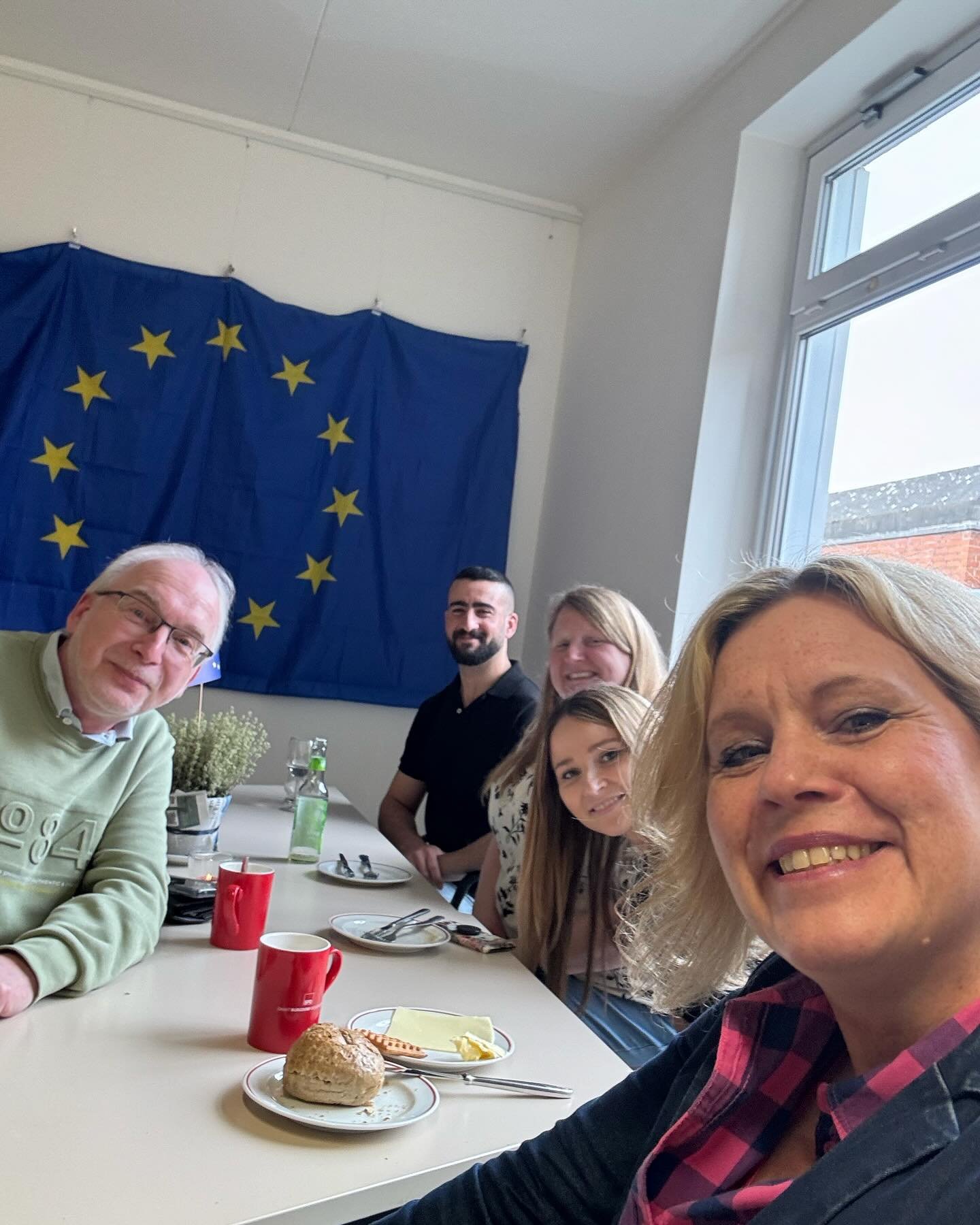 Heute Morgen gab es ein &bdquo;faires Fr&uuml;hst&uuml;ck&ldquo; bei der @spdburgdorf .

Das Fr&uuml;hst&uuml;ck bestand aus fair gehandelten und regionalen Produkten. Unser Europaabgeordneter @lange_mdep war dabei. Er ist Mitglied im Handelsausschus