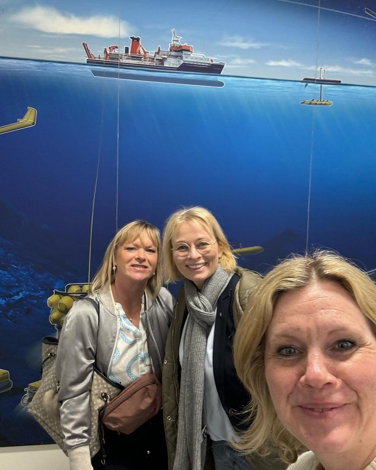 Super spannender Besuch bei GEOMAR-Helmholtz-Zentrum f&uuml;r Ozeanforschung in Kiel. 

Mit meinen beiden Kolleginnen @dunjakreiser und @peggy.ist.da sowie meinem Kollegen @kristian_klinck_spd tauchte ich ein in die Welt der Ozeane. 

Das GEOMAR betr