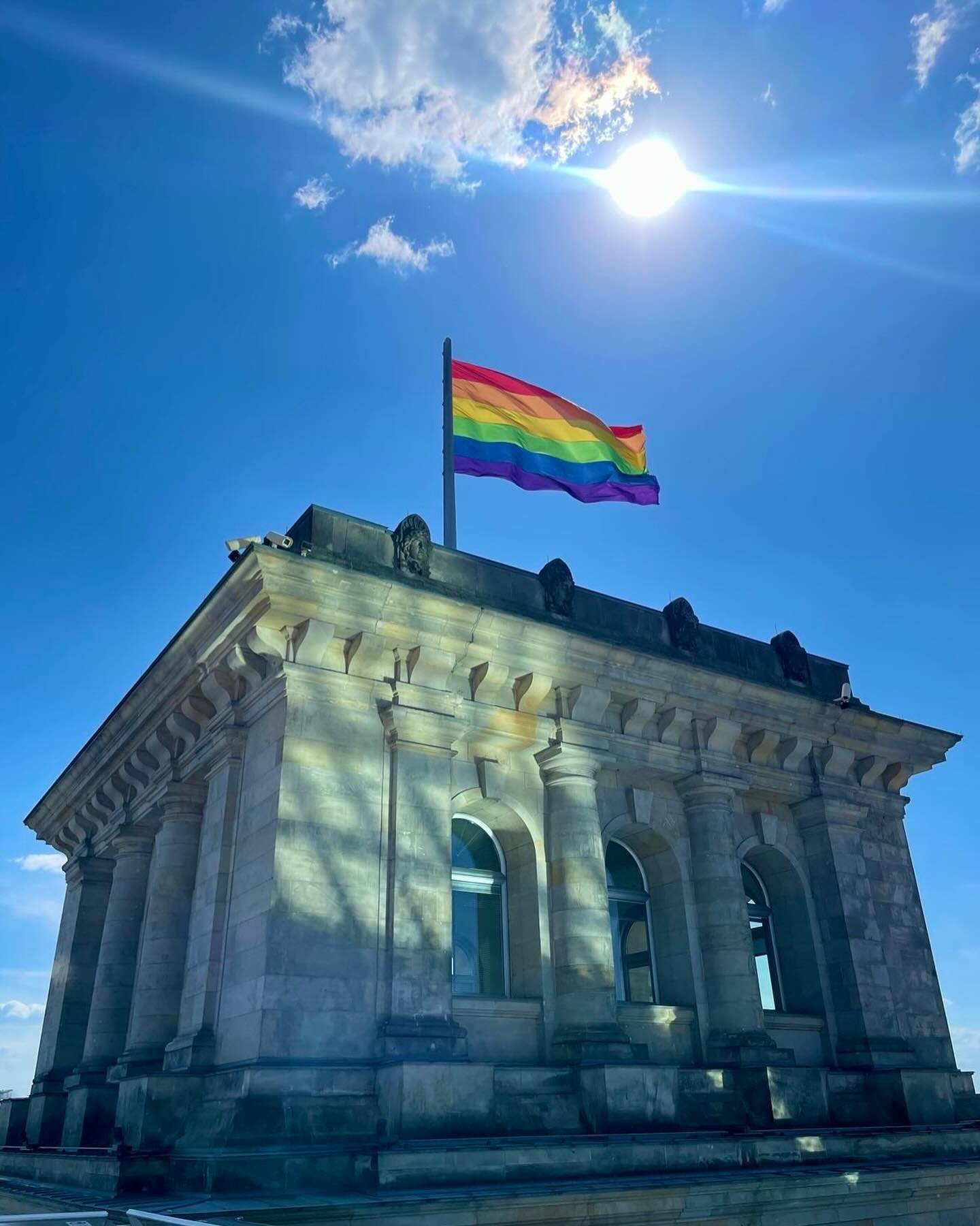 Licht und Schatten.

Heute am 17. Mai ist #idahobit -der Internationale Aktionstag gegen Homo,-Bi, Inter,- und Transphobie. 

Wir haben in Deutschland endlich das diskriminierende #Transsexuellengesetz abgeschafft und durch das #Selbstbestimmungsgese