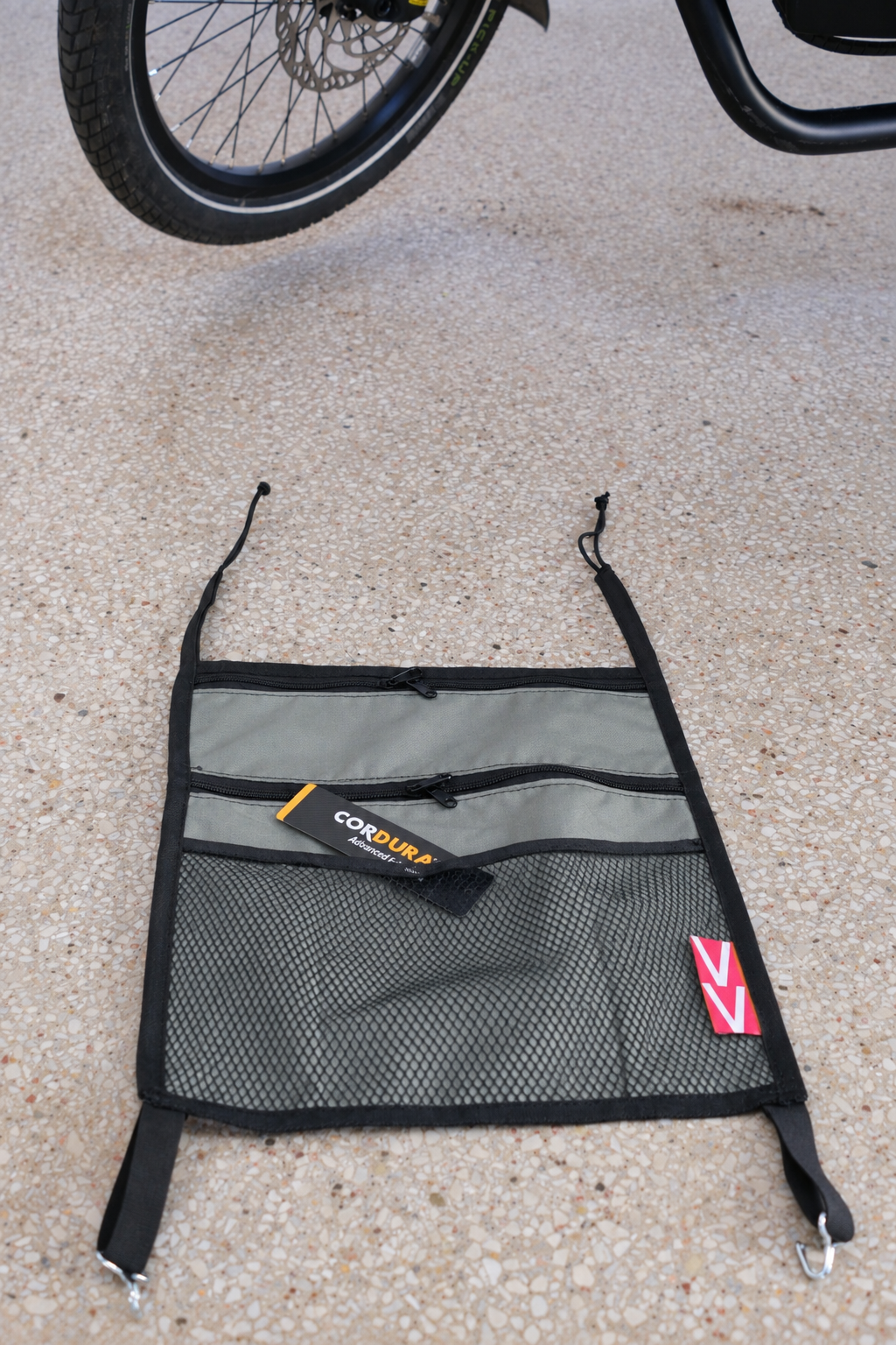 UA Tasche grau.png