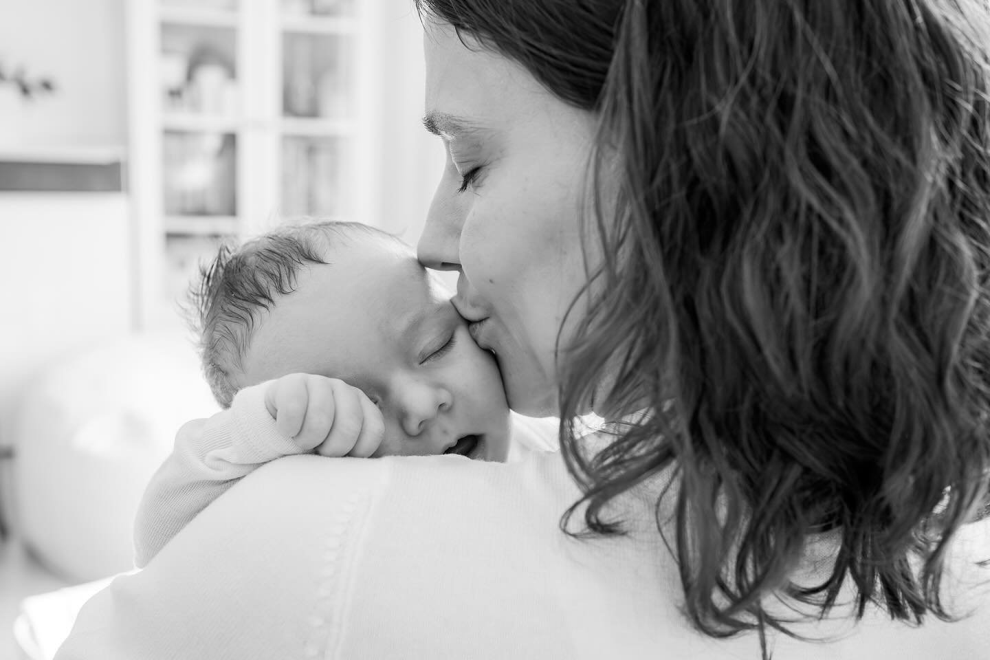 Mama-Liebe pur!!! Ich liebe es, wenn ich solche Momente festhalten kann ❤️
@purelebensfreude 

#familienfotografie #newbornfotografie #babyshooting #fotografiefreiburg