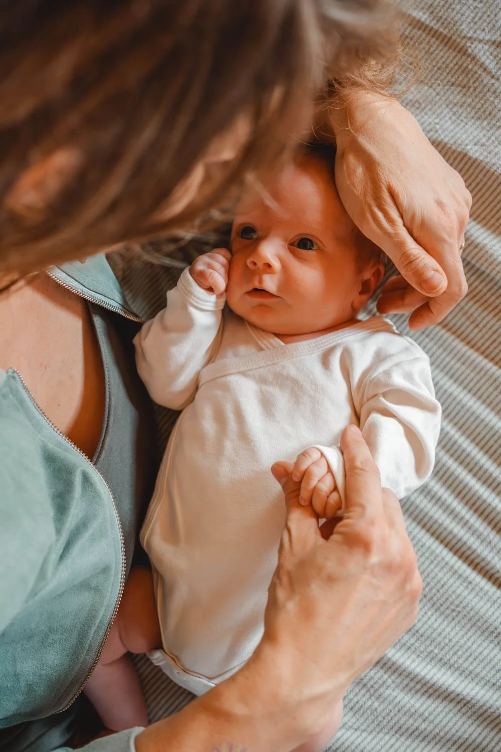 Newbornshooting_Mutter_kuschelt_mit_Baby.jpg.jpg