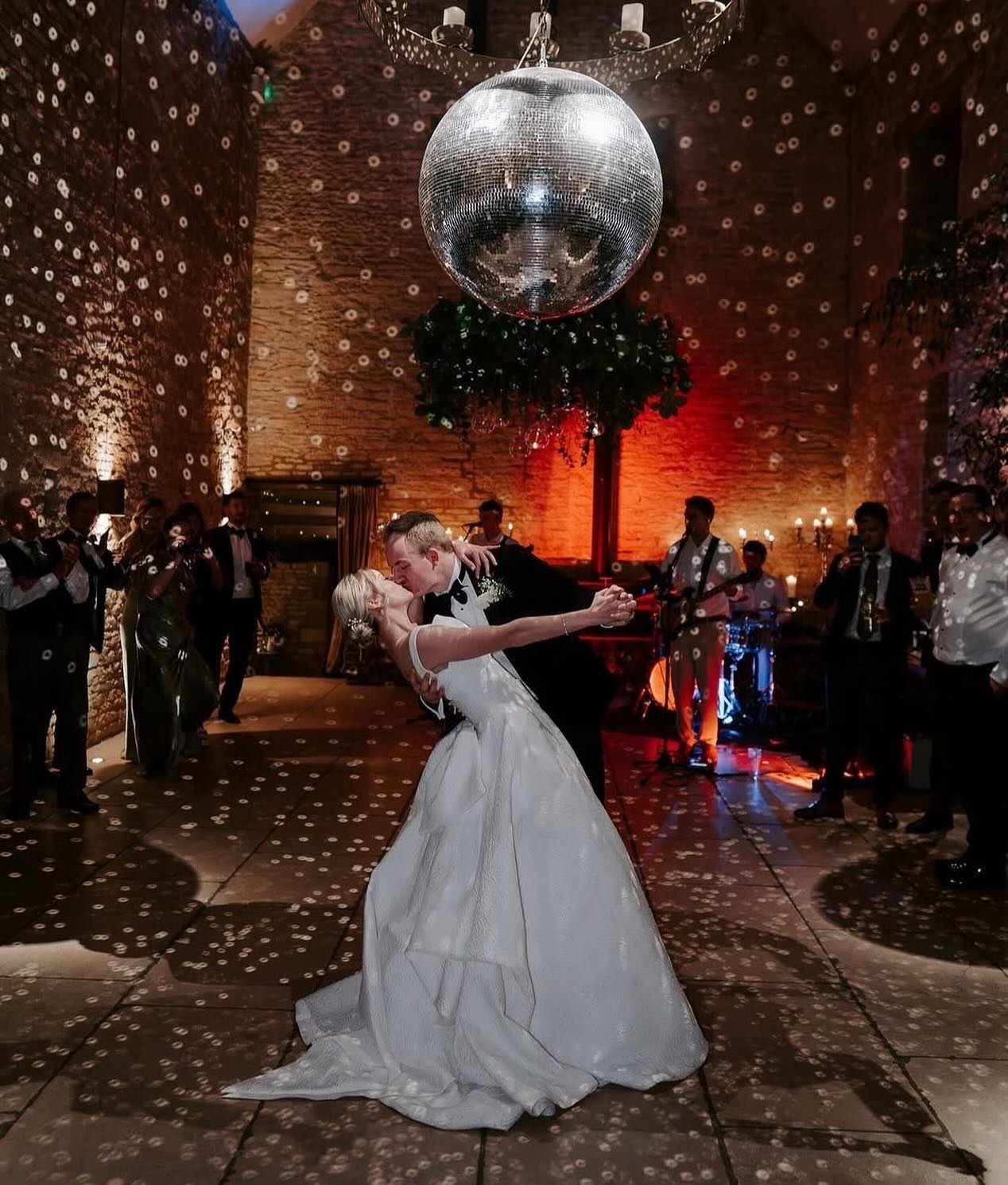 @weddingdays31 Before the clock turns 12, we want to wish you a very Happy New Year 🫶🏼 May 2026 bring you so much love, health and happiness 🫶🏼

(Our beautiful bride who picked a customised @fredabennet - photographer tbc)