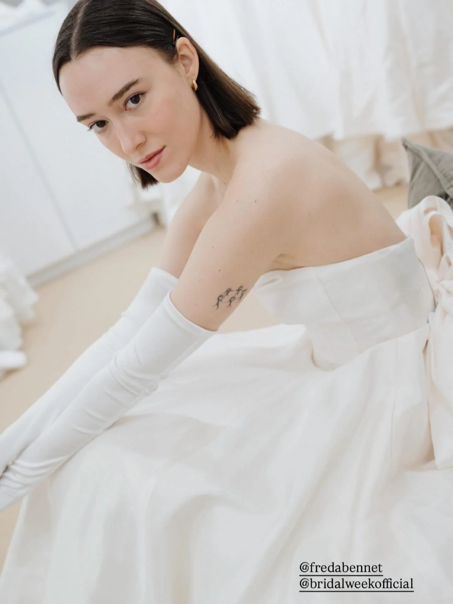 Awesome capture @cat_arwel_photographer 
R O B Y N 🤍 shown in beautiful pearl grosgrain 🤍 @bridalweekofficial #newcollection #britishdesign