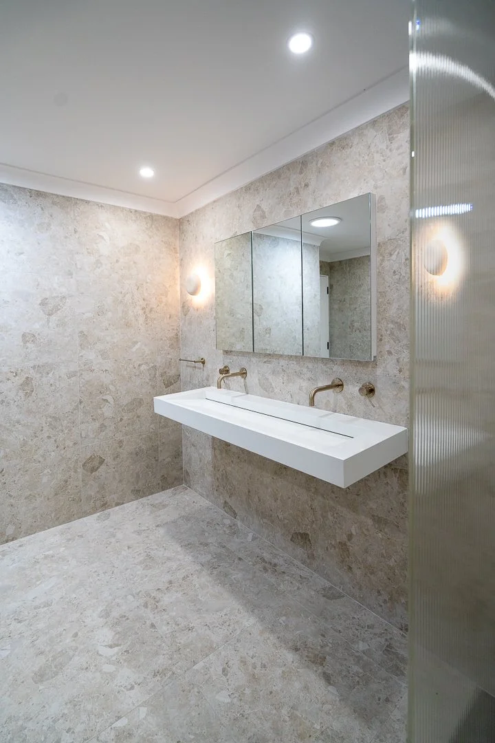 MAIN BATHROOM-14.jpg