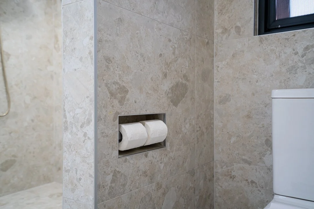 MAIN BATHROOM-15.jpg