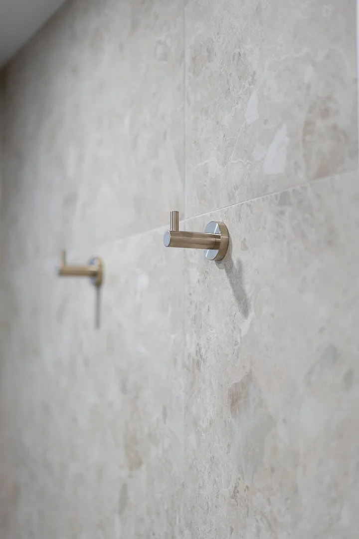 MAIN BATHROOM-20.jpg