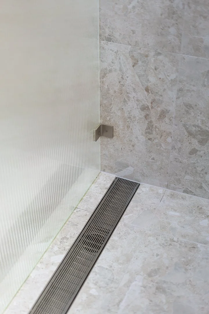 MAIN BATHROOM-25.jpg