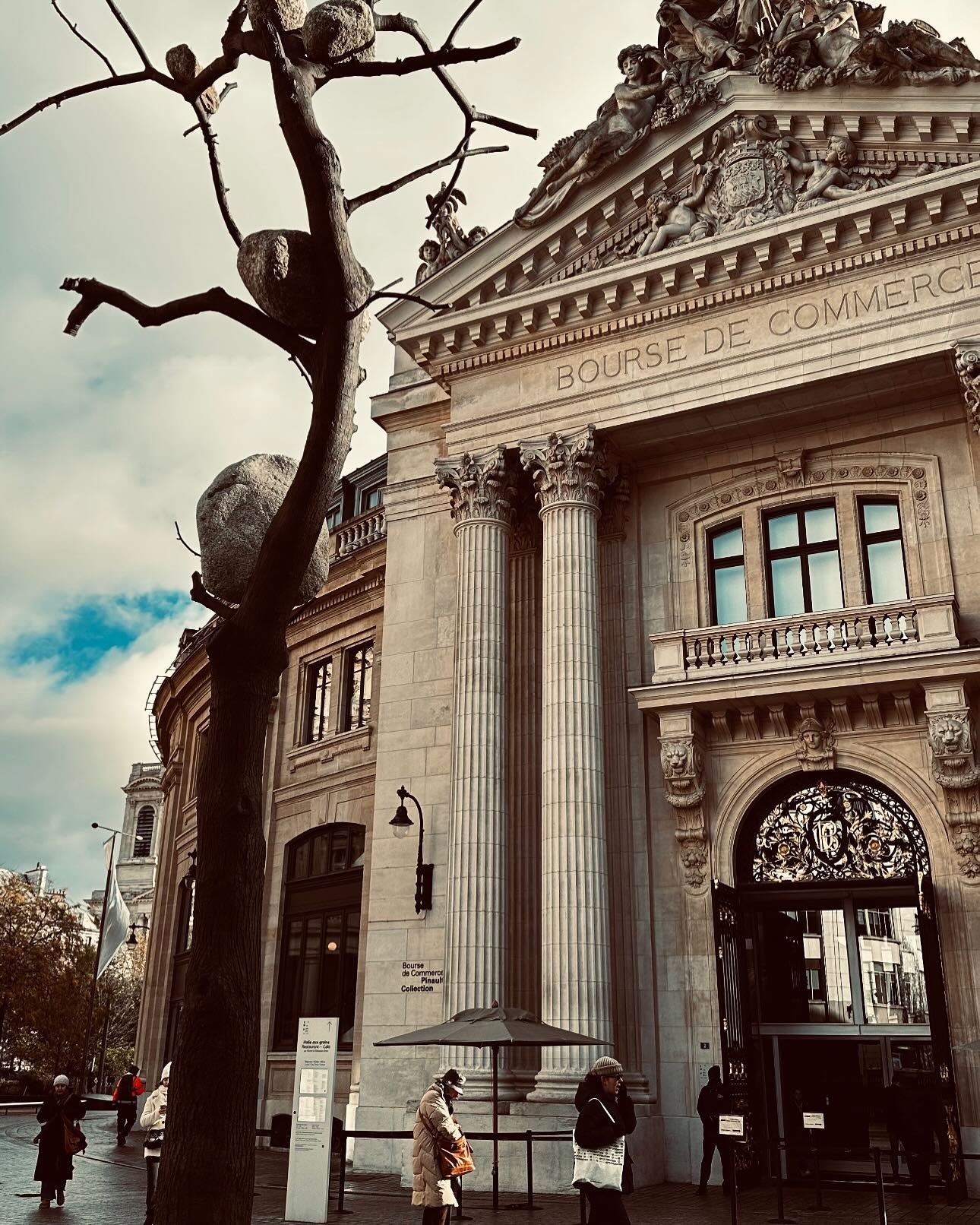 Excellent exhibition #pinaultcollection #curator @carolynchristovbakargiev  From October 9, 2024, Pinault Collection presents at the Bourse de Commerce, a major exhibition dedicated to Arte Povera.
Between heritage and influence, the exhibition cross