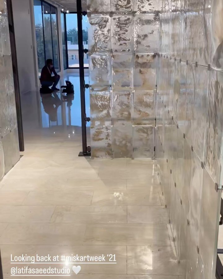 As we approach the start of @miskartinst #artweek. Looking back at the amazing installation by @latifasaeedstudio whom we @constantart__ were so fortunate to work with on the fabrication of this artwork.  #installation by @constantineksa .
#sandroom 